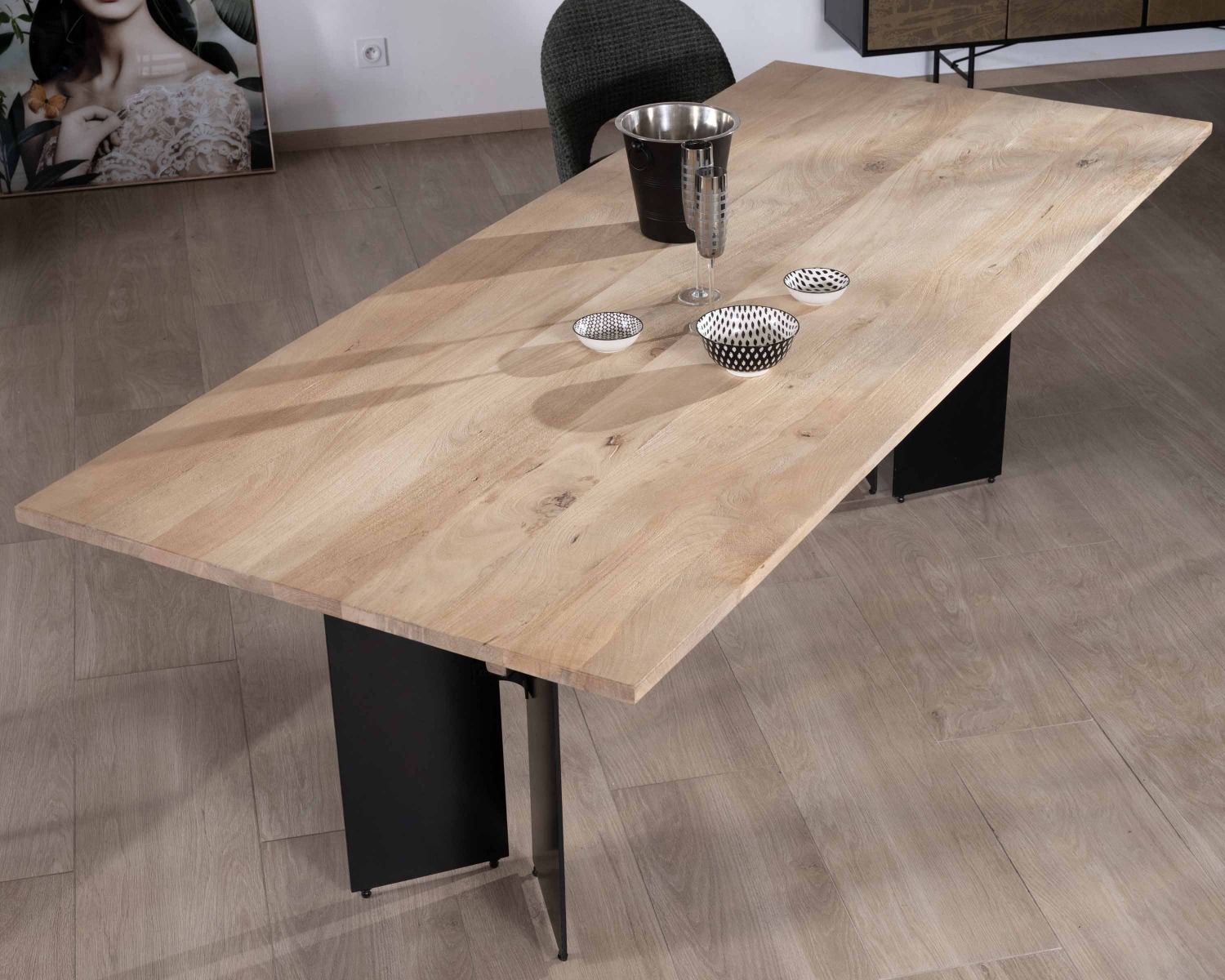 Table de salle à manger manguier massif 240cm piètement design bois et métal noir "Saturne coeval"
