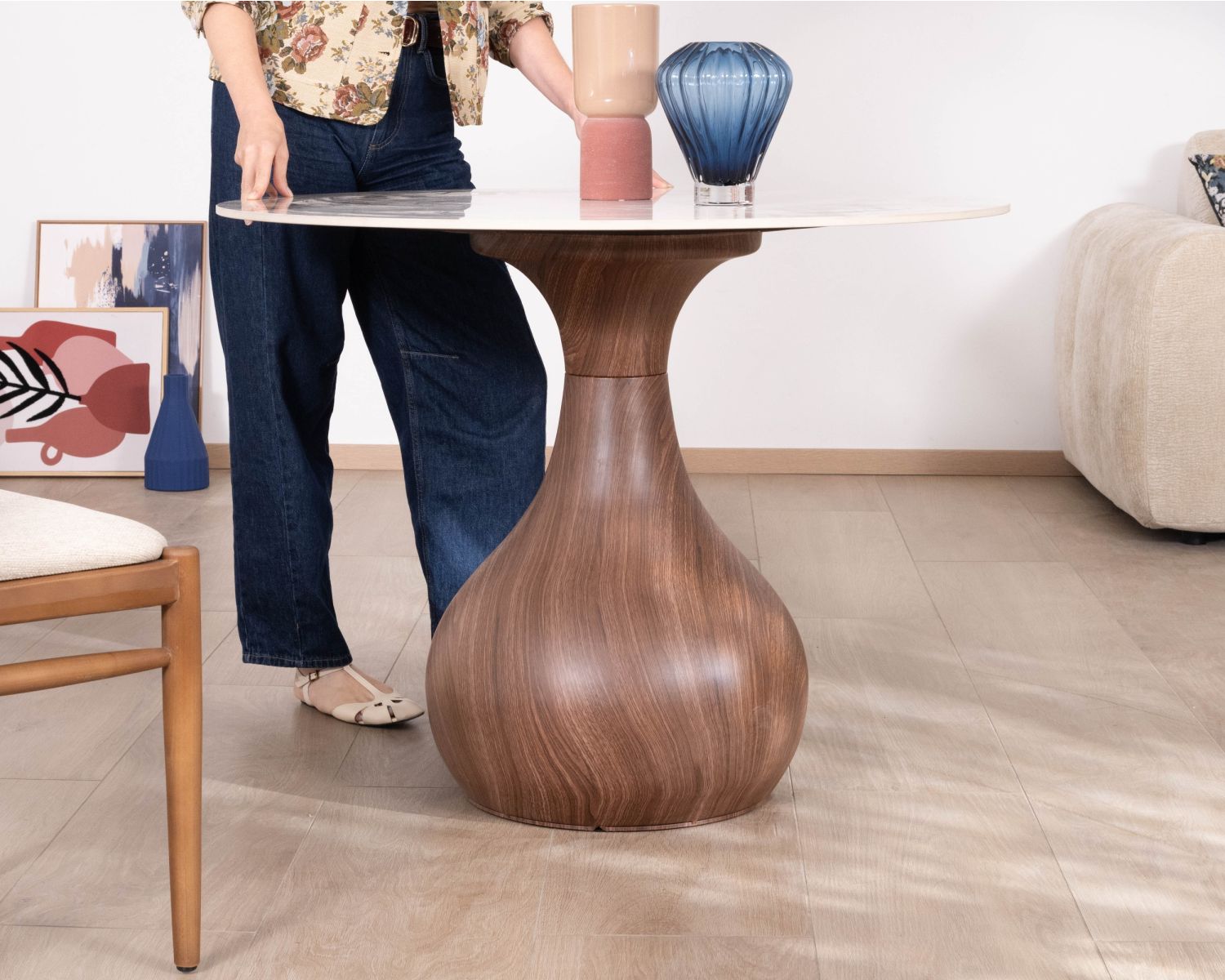 Table de repas esprit scandinave plateau rond en céramique "Cyléa" piètement effet bois