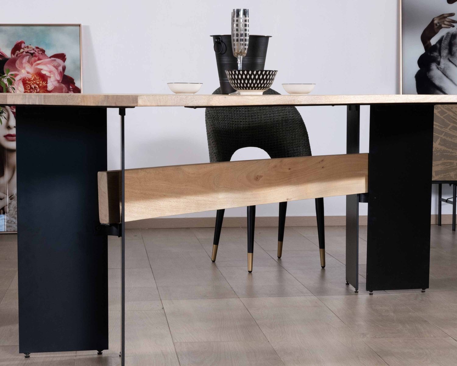 Table de salle à manger manguier massif 240cm piètement design bois et métal noir "Saturne coeval"