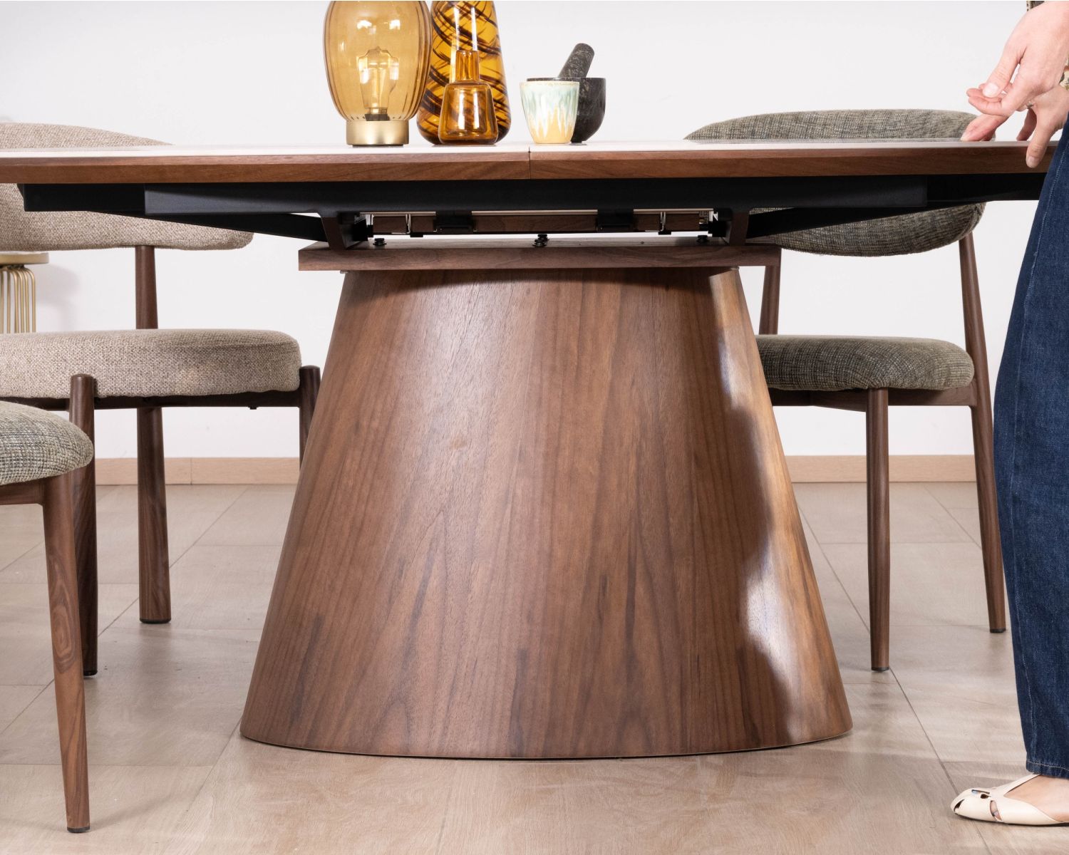 Table de repas extensible 160-200 cm plateau céramique effet pierre naturelle "Oria" piètement aspect noyer