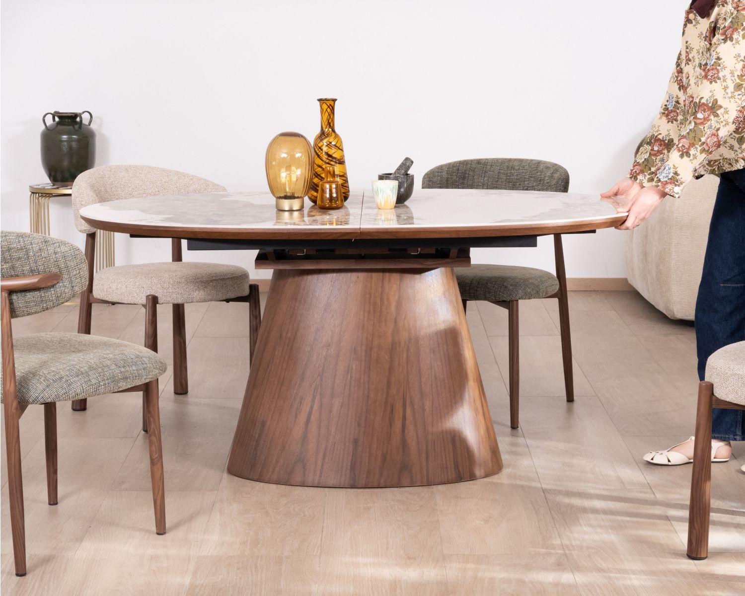 Table de repas extensible 160-200 cm plateau céramique effet pierre naturelle "Oria" piètement aspect noyer