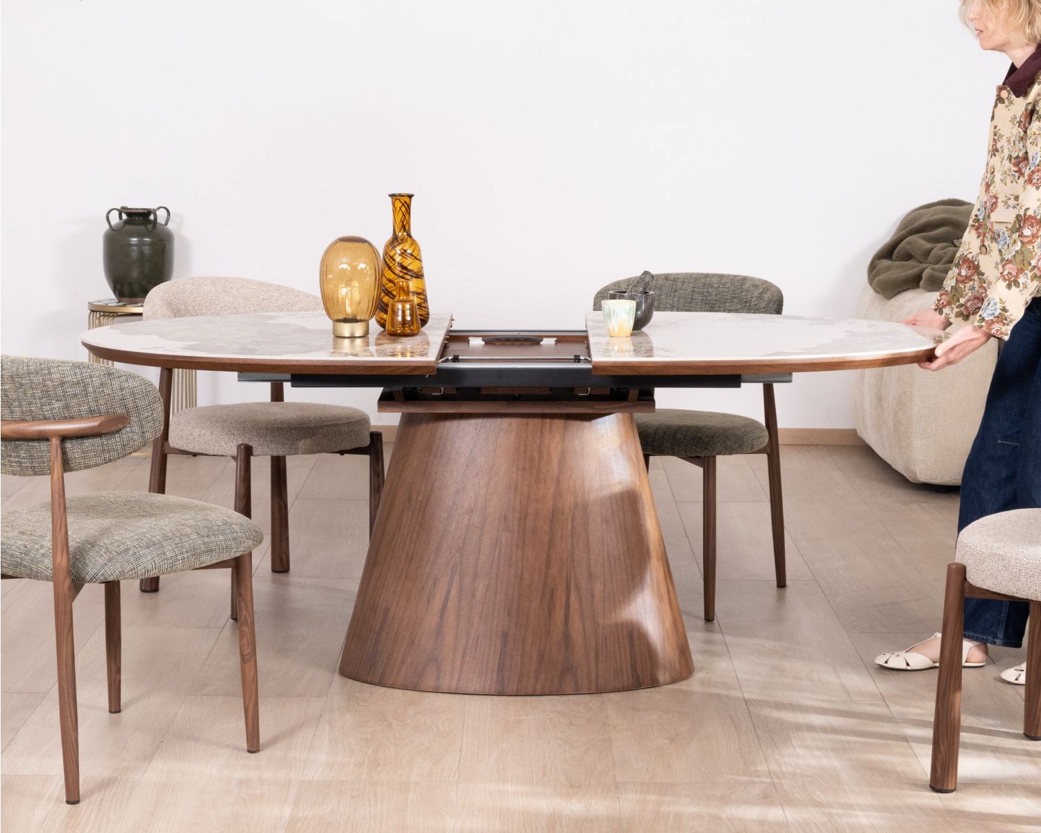 Table de repas extensible 160-200 cm plateau céramique effet pierre naturelle "Oria" piètement aspect noyer