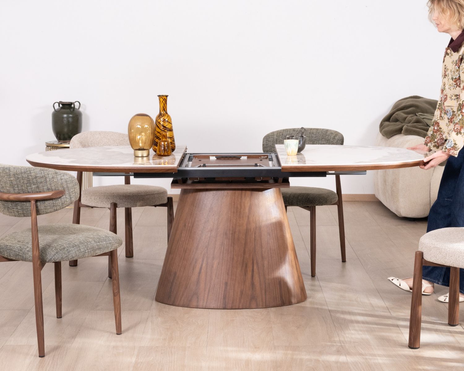 Table de repas extensible 160-200 cm plateau céramique effet pierre naturelle "Oria" piètement aspect noyer