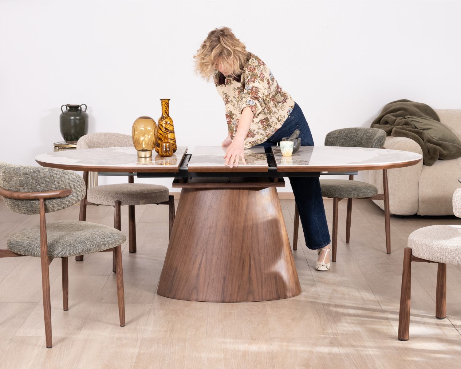 Table de repas extensible 160-200 cm plateau céramique effet pierre naturelle "Oria" piètement aspect noyer