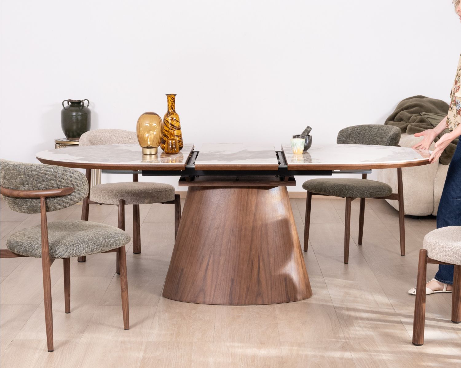 Table de repas extensible 160-200 cm plateau céramique effet pierre naturelle "Oria" piètement aspect noyer