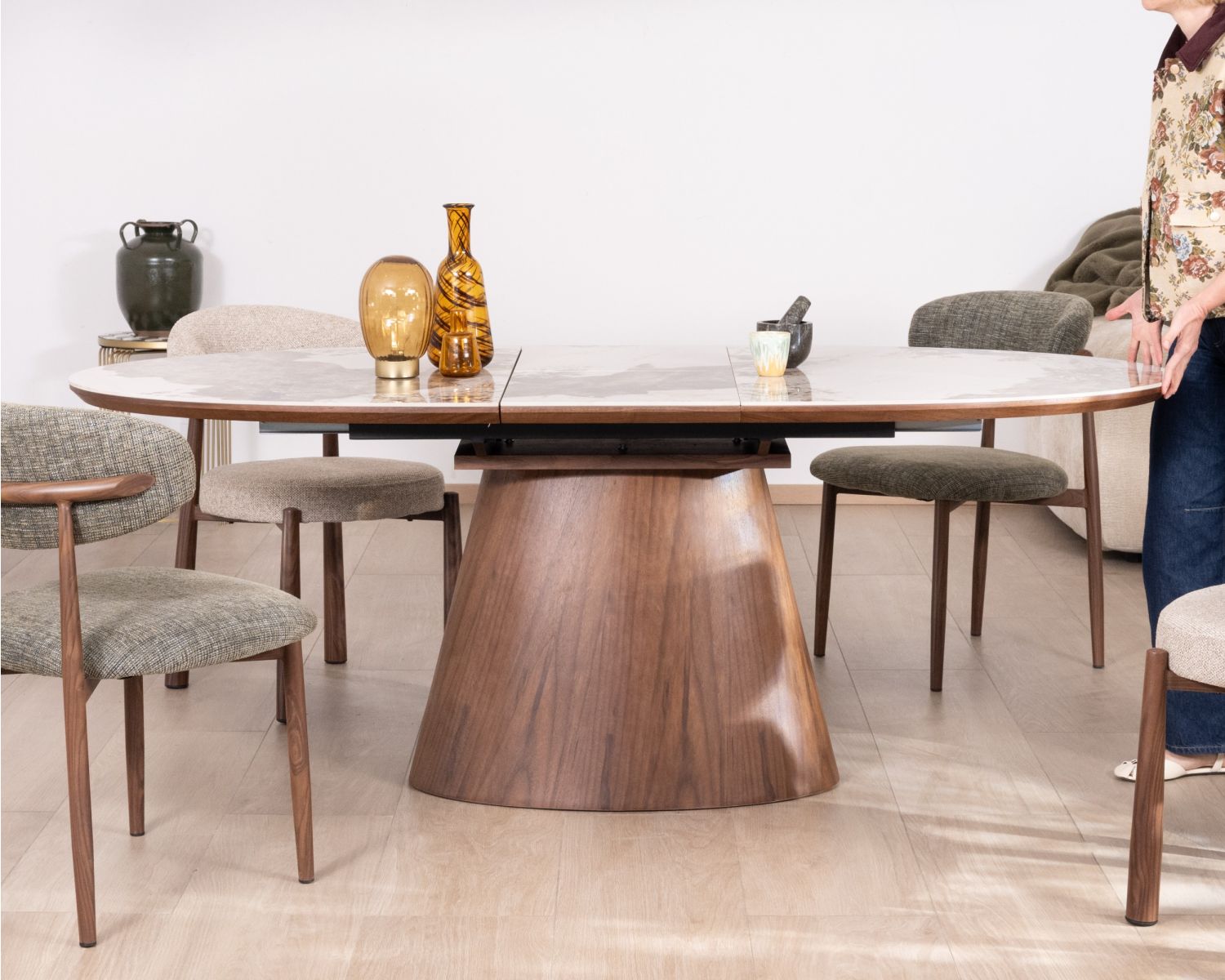 Table de repas extensible 160-200 cm plateau céramique effet pierre naturelle "Oria" piètement aspect noyer