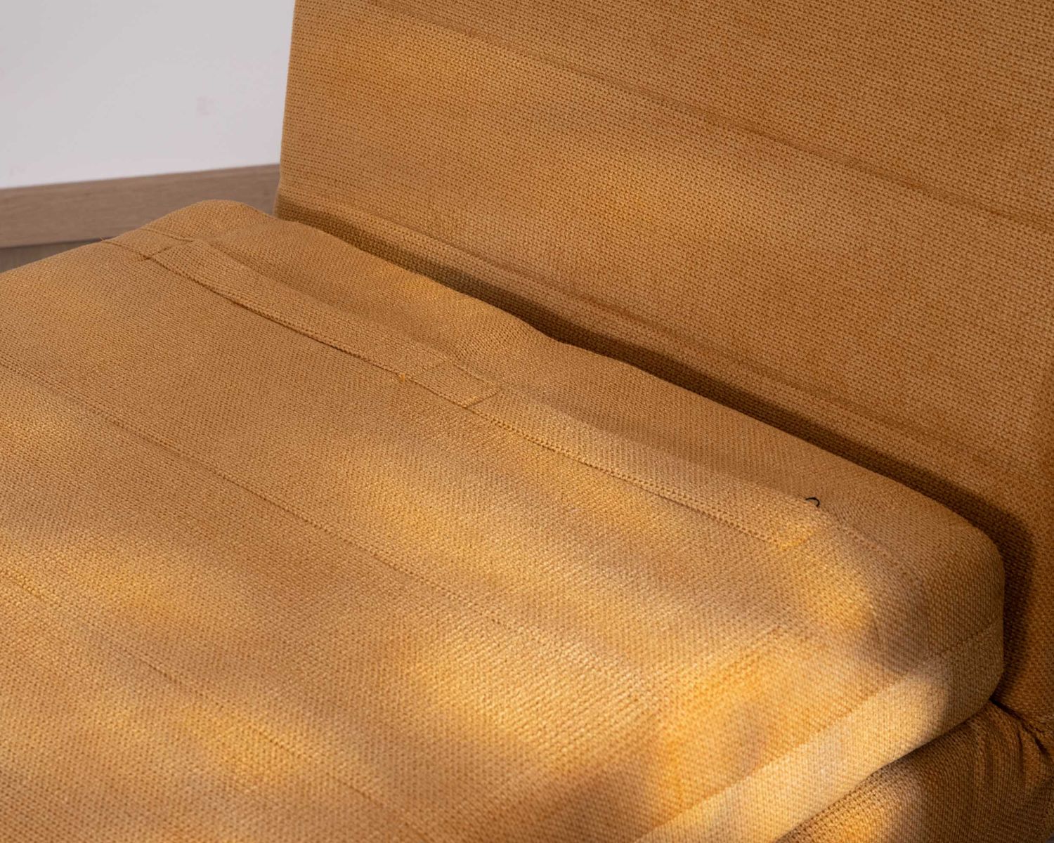 Fauteuil cosy convertible "Folda" en tissu jaune moutarde