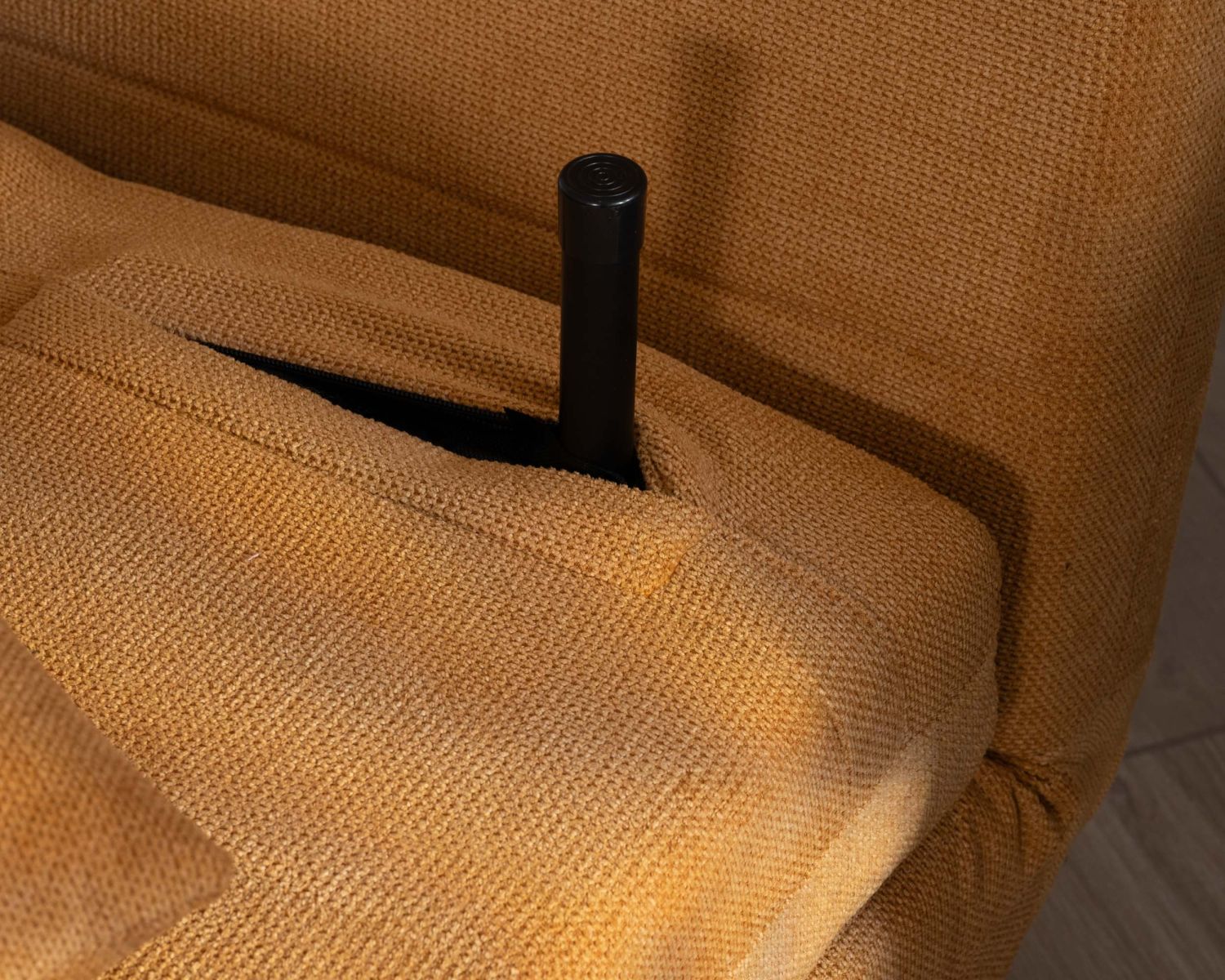 Fauteuil cosy convertible "Folda" en tissu jaune moutarde