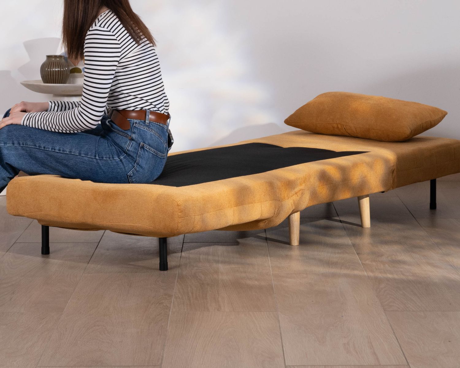 Fauteuil cosy convertible "Folda" en tissu jaune moutarde