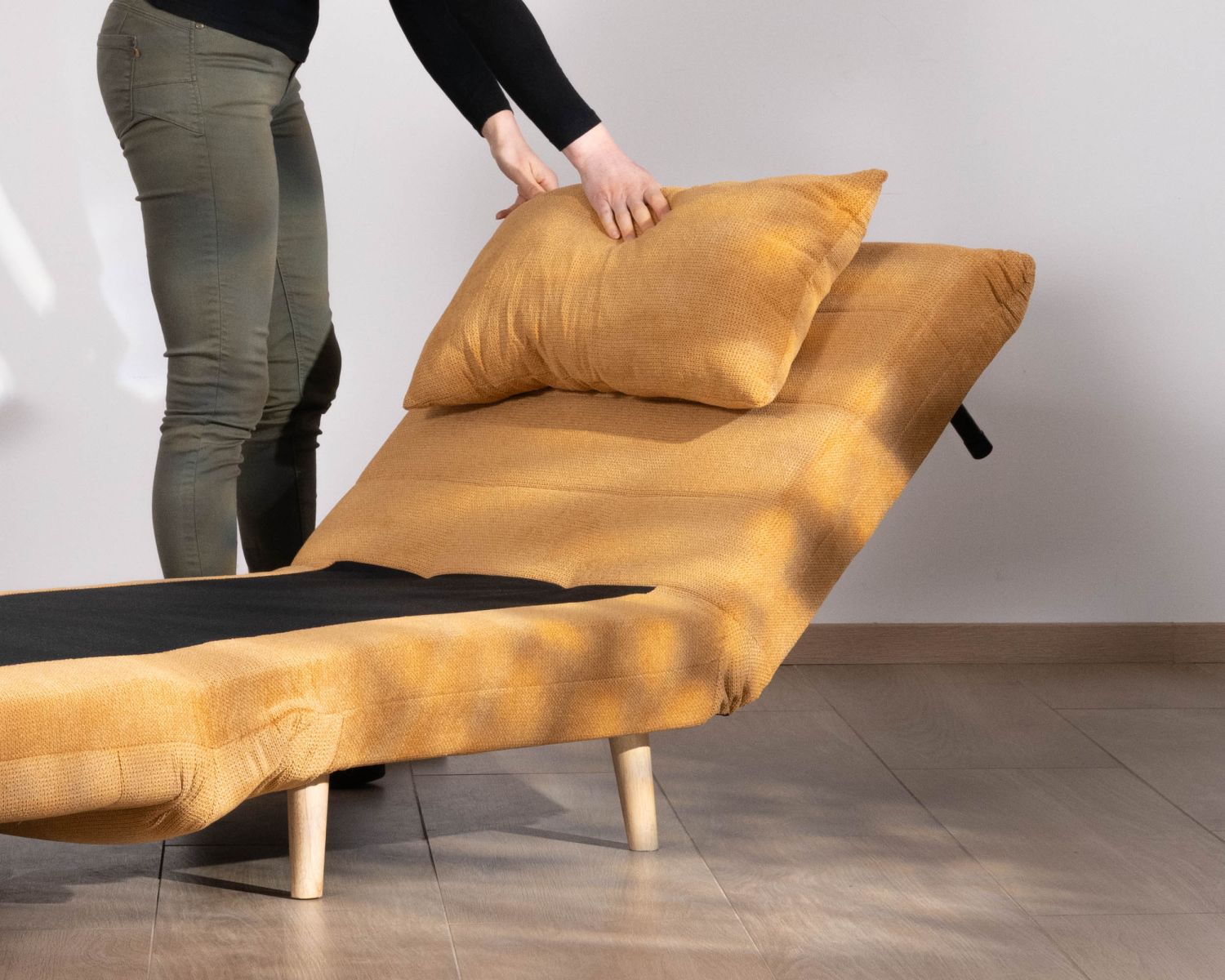 Fauteuil cosy convertible "Folda" en tissu jaune moutarde