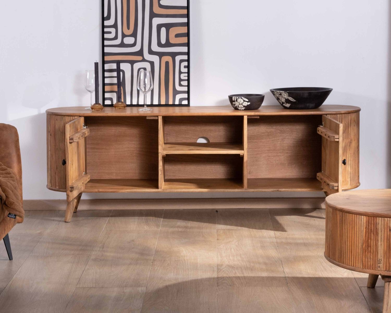 Grand meuble TV 175cm design arrondi vintage acacia massif "Boomer" 2 portes et 2 niches
