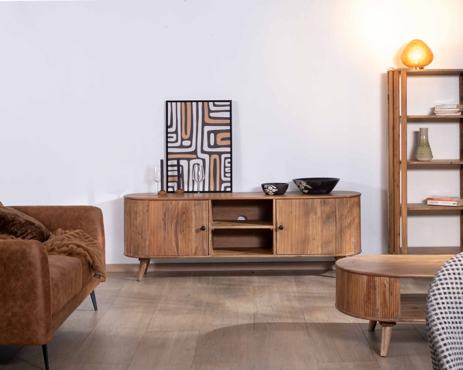Grand meuble TV 175cm design arrondi vintage acacia massif "Boomer" 2 portes et 2 niches
