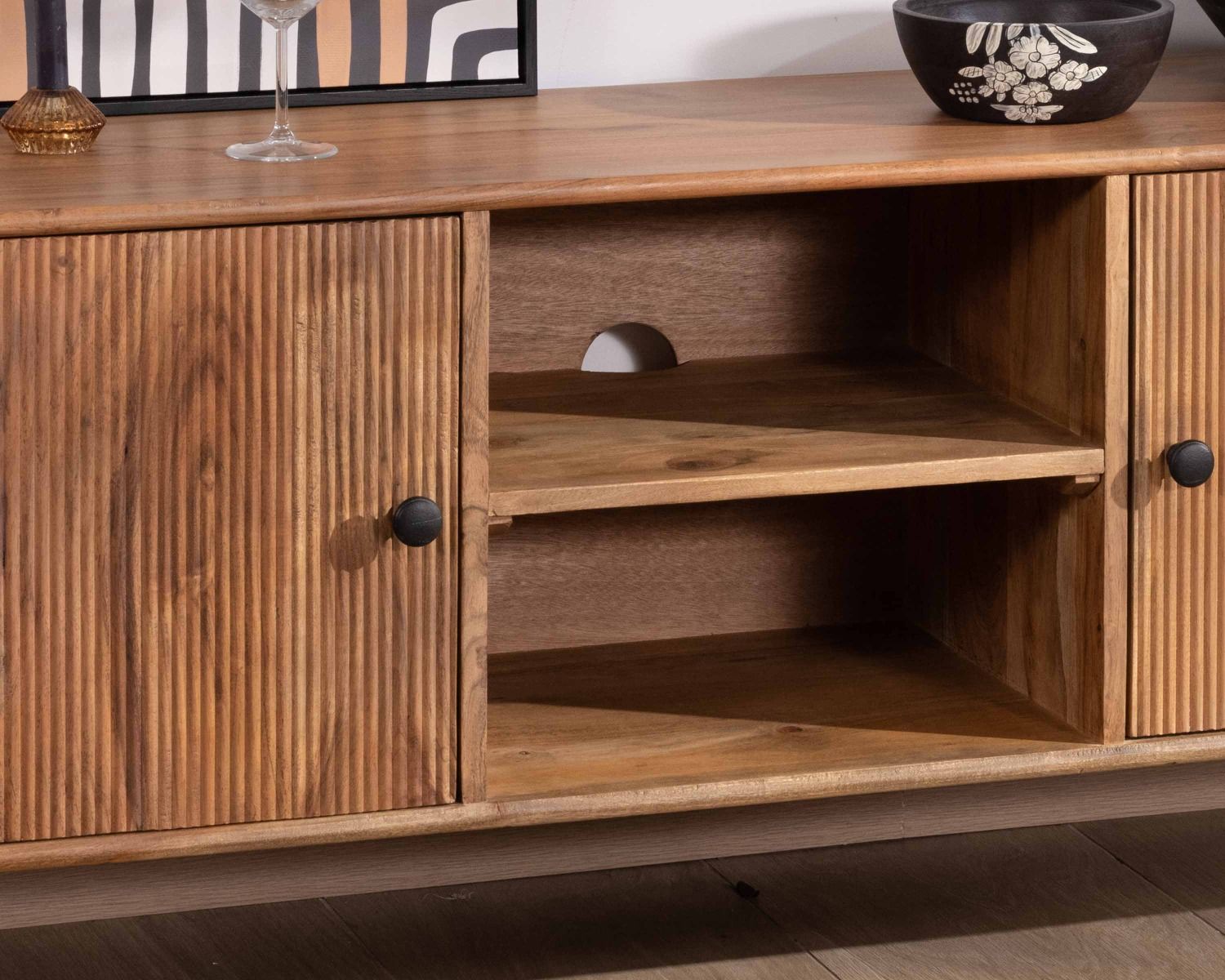Grand meuble TV 175cm design arrondi vintage acacia massif "Boomer" 2 portes et 2 niches