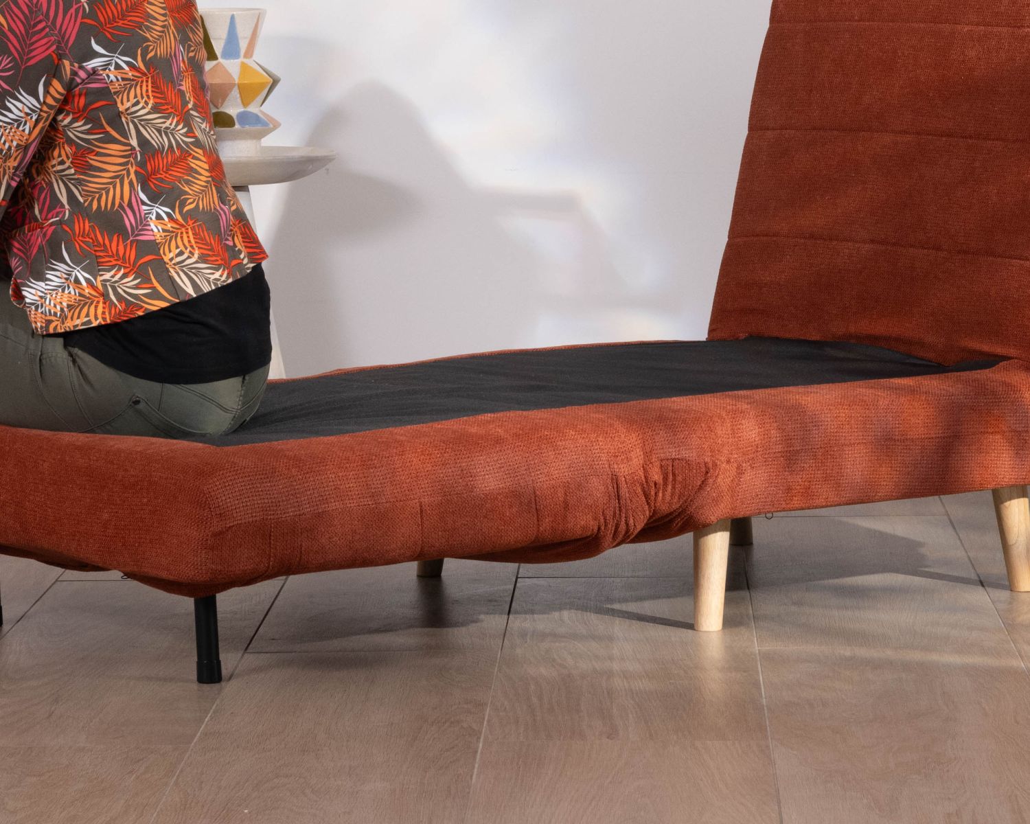 Fauteuil design scandinave en tissu terracotta "Folda" convertible en lit d'appoint