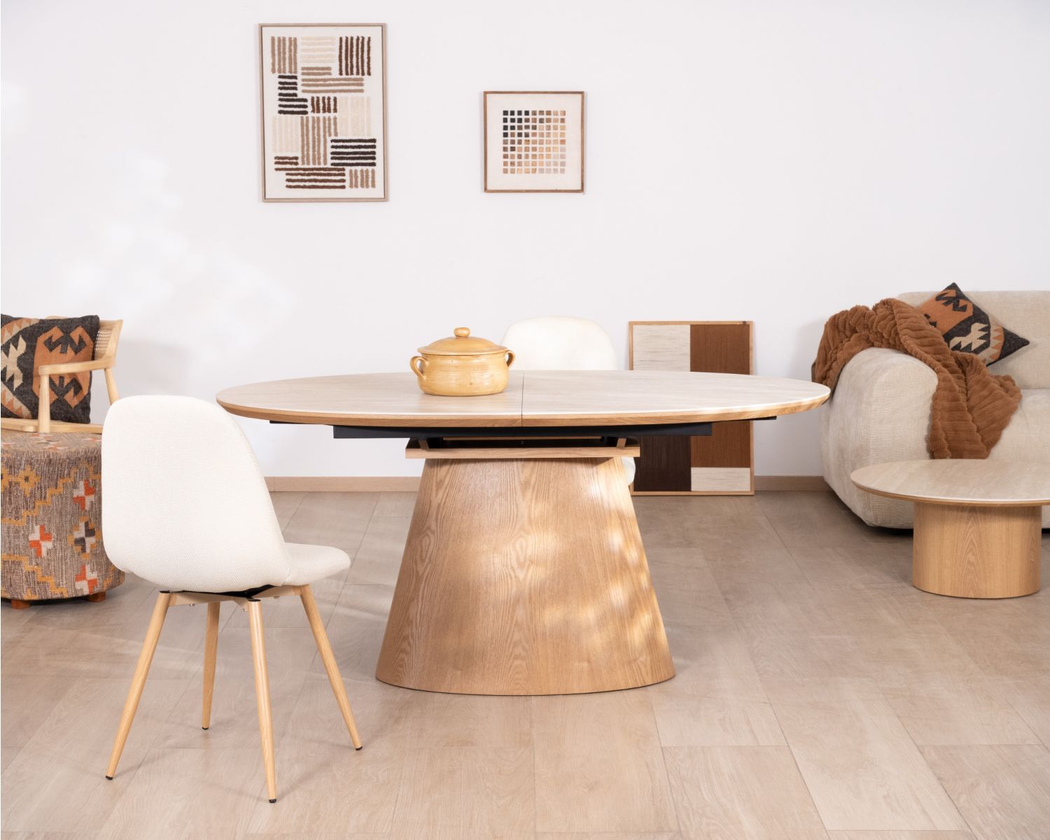 Table de repas extensible 160-200 cm plateau céramique effet travertin "Oria" piètement aspect chêne clair