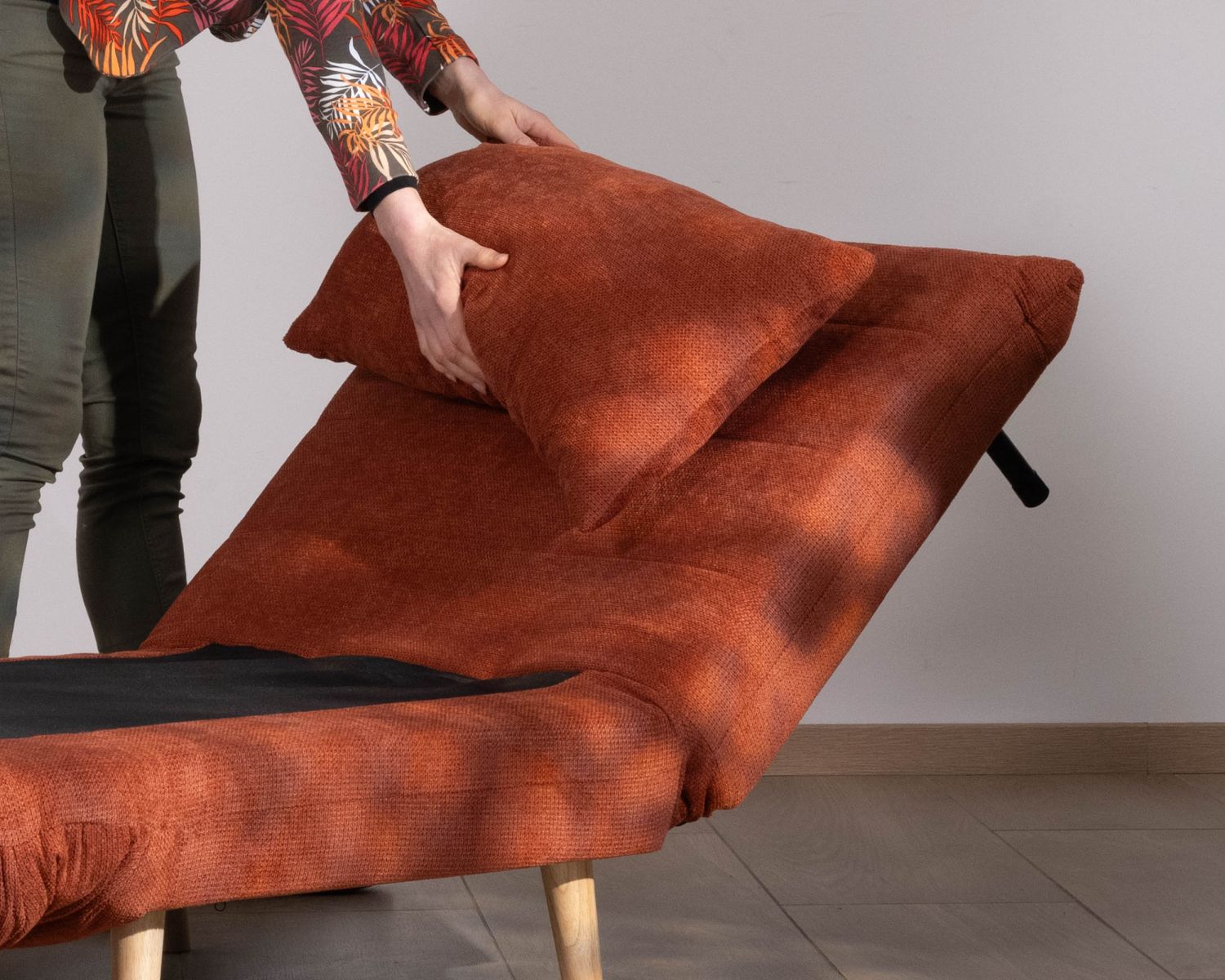 Fauteuil design scandinave en tissu terracotta "Folda" convertible en lit d'appoint