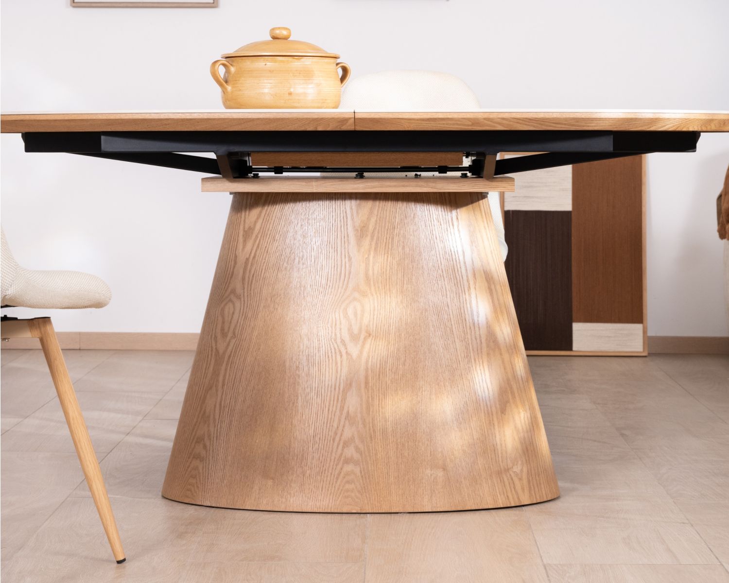 Table de repas extensible 160-200 cm plateau céramique effet travertin "Oria" piètement aspect chêne clair