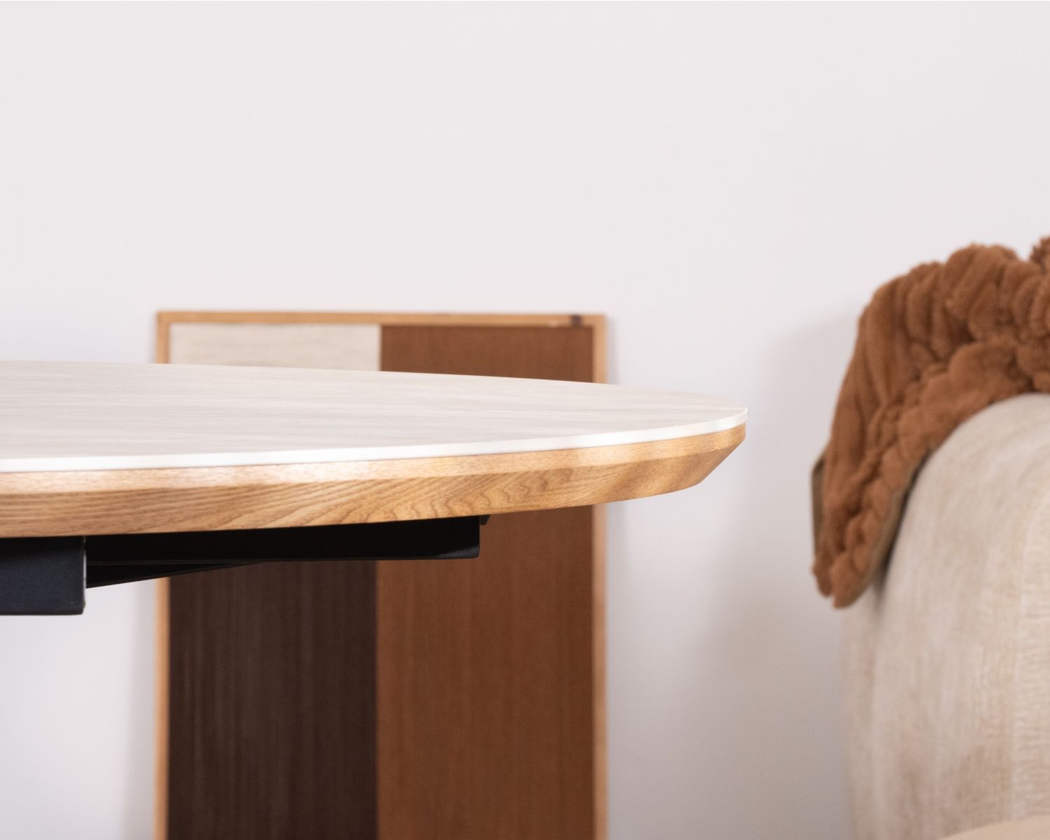 Table de repas extensible 160-200 cm plateau céramique effet travertin "Oria" piètement aspect chêne clair