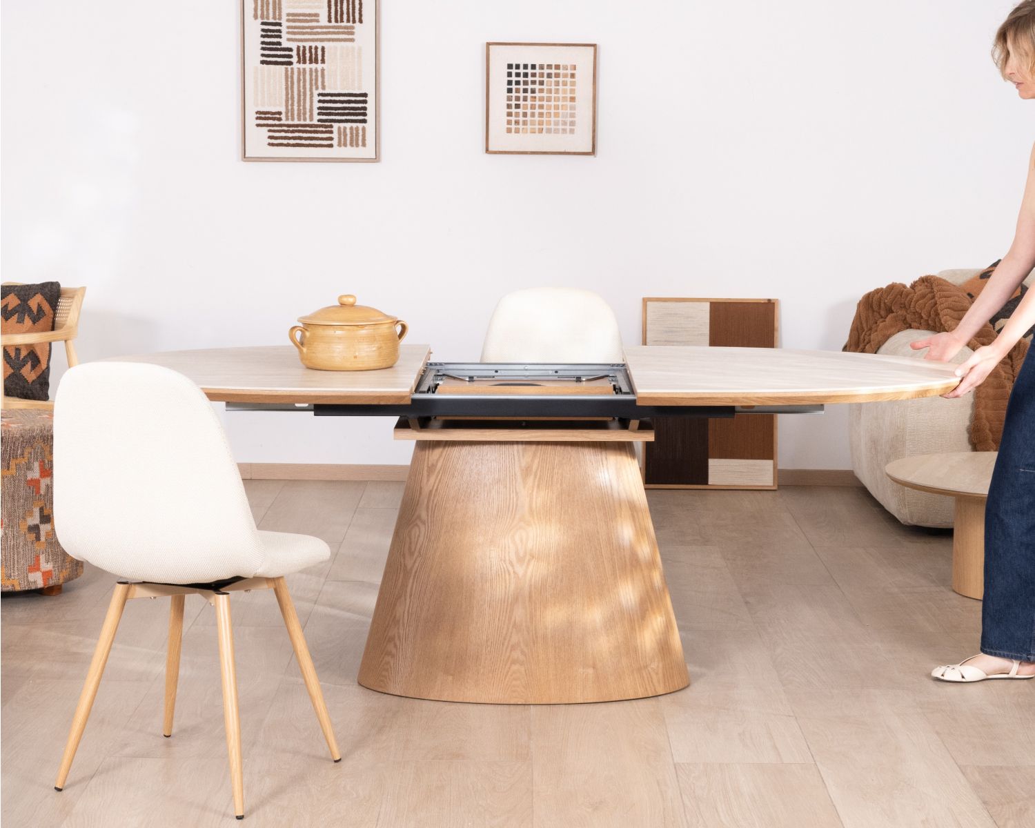 Table de repas extensible 160-200 cm plateau céramique effet travertin "Oria" piètement aspect chêne clair