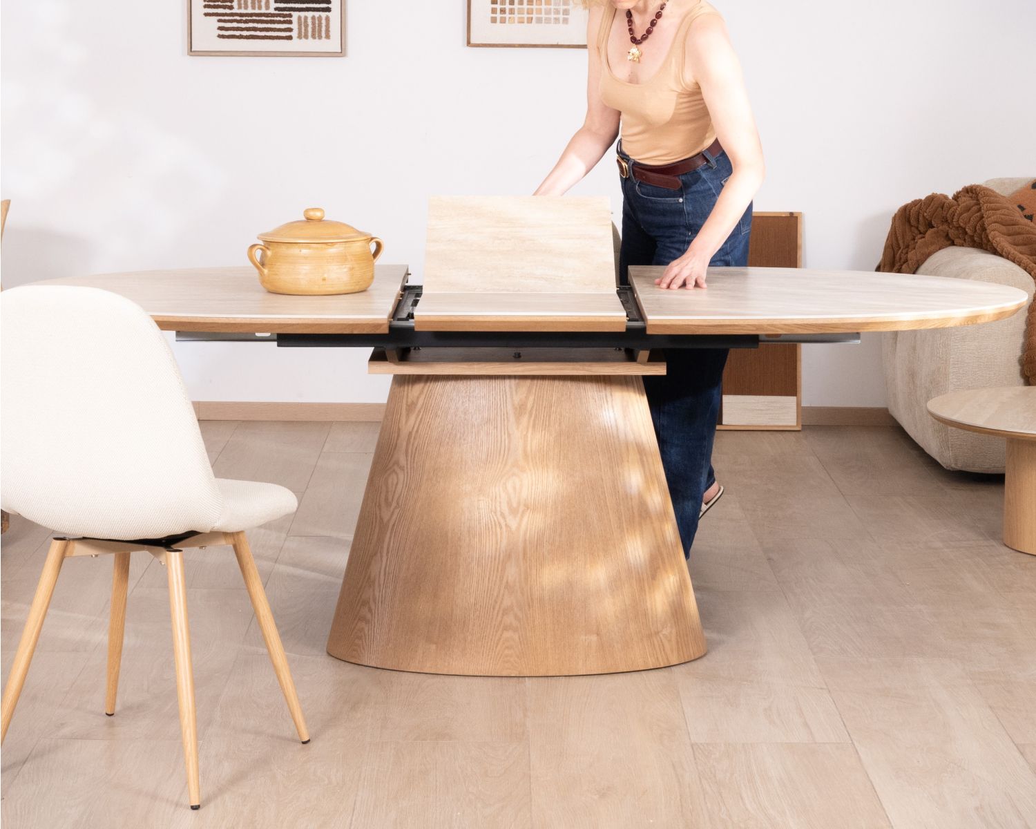 Table de repas extensible 160-200 cm plateau céramique effet travertin "Oria" piètement aspect chêne clair
