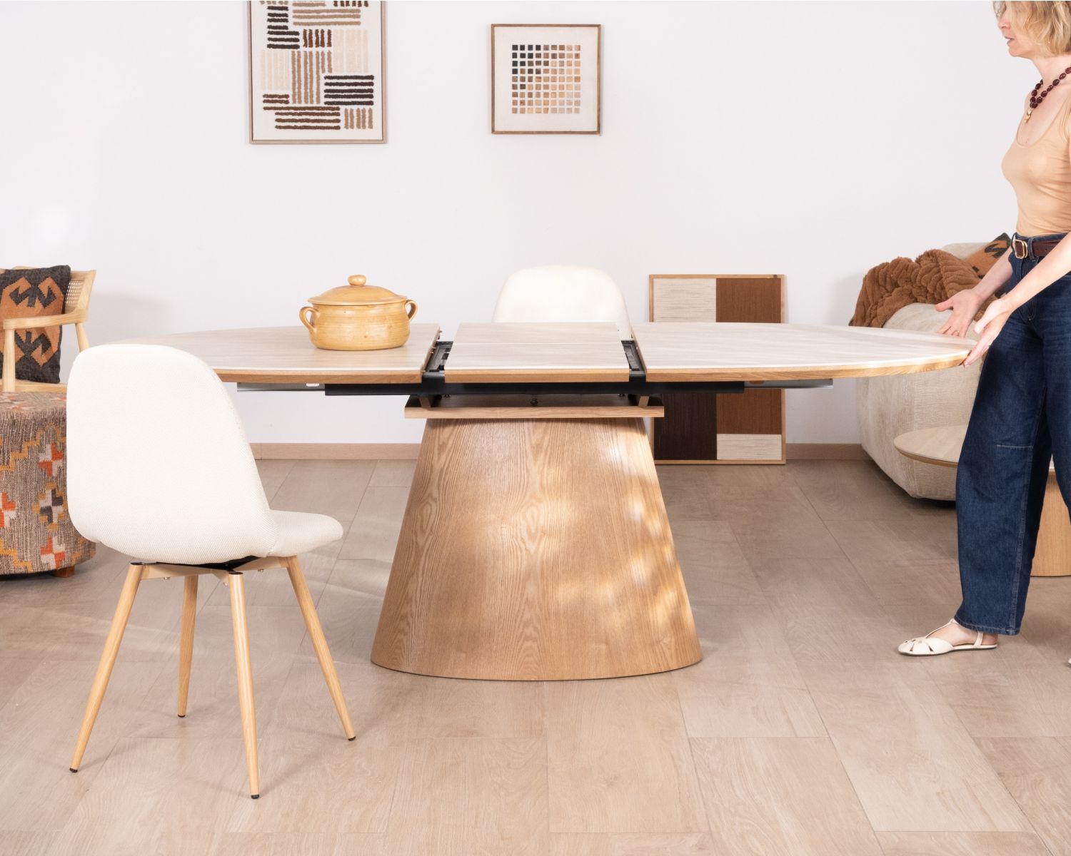 Table de repas extensible 160-200 cm plateau céramique effet travertin "Oria" piètement aspect chêne clair