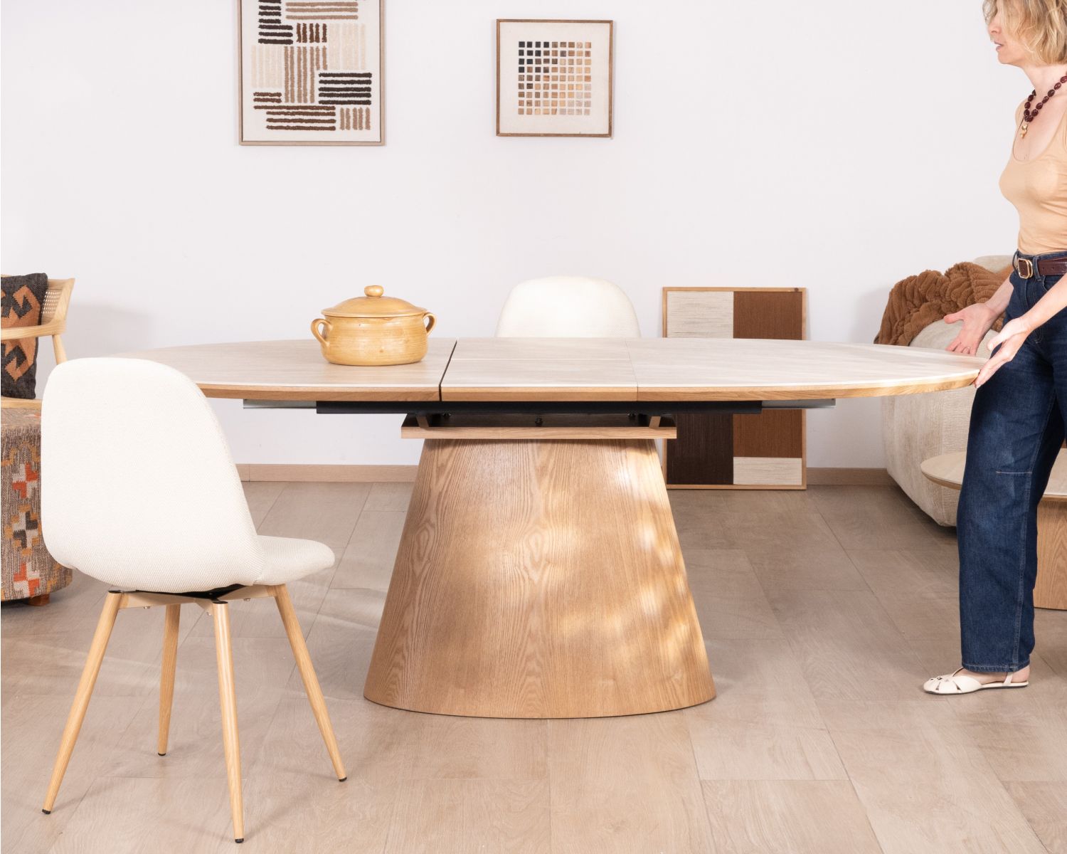 Table de repas extensible 160-200 cm plateau céramique effet travertin "Oria" piètement aspect chêne clair