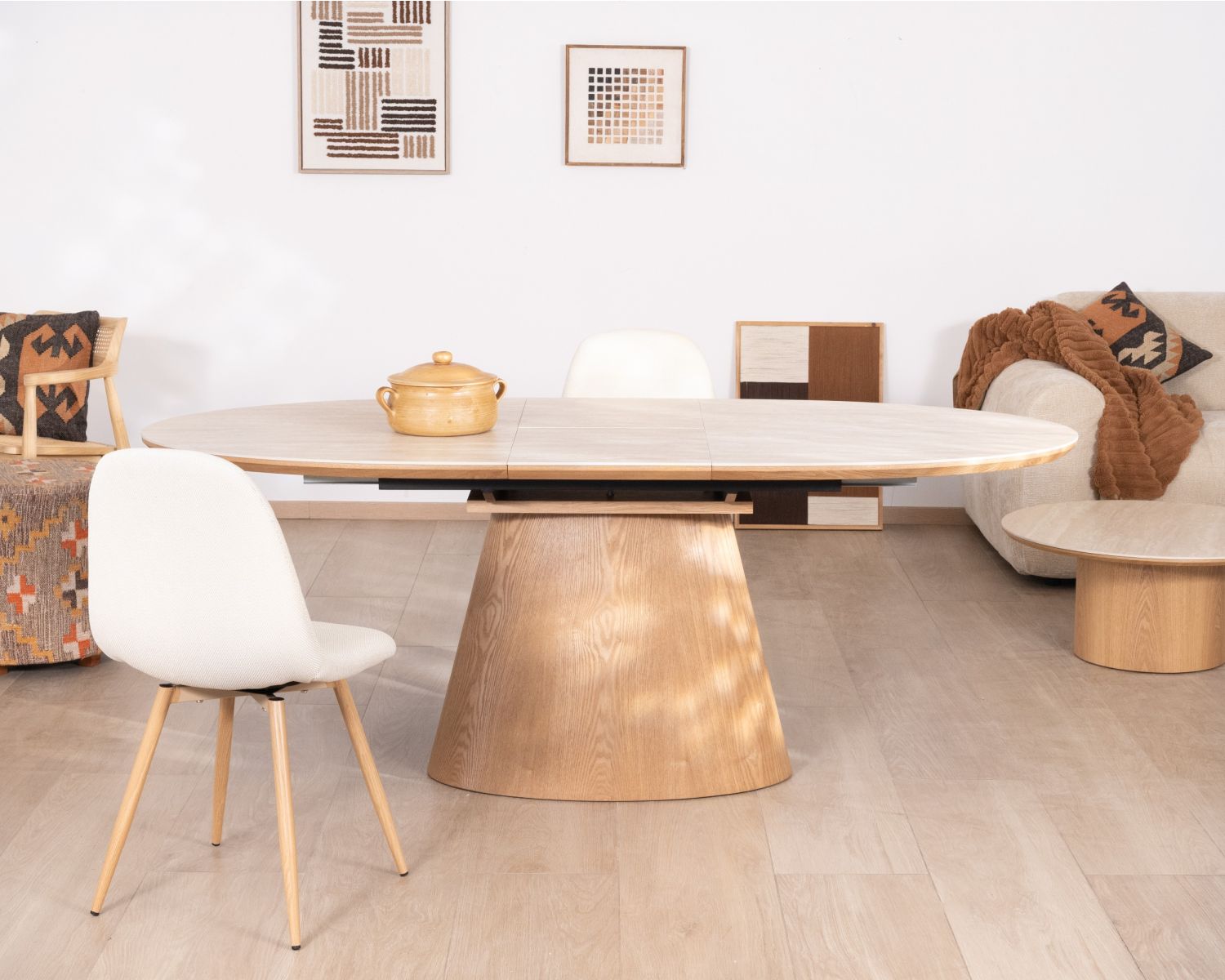 Table de repas extensible 160-200 cm plateau céramique effet travertin "Oria" piètement aspect chêne clair