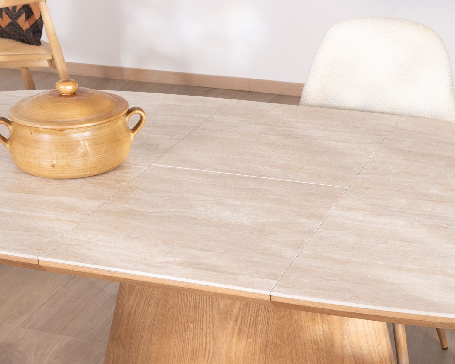 Table de repas extensible 160-200 cm plateau céramique effet travertin "Oria" piètement aspect chêne clair