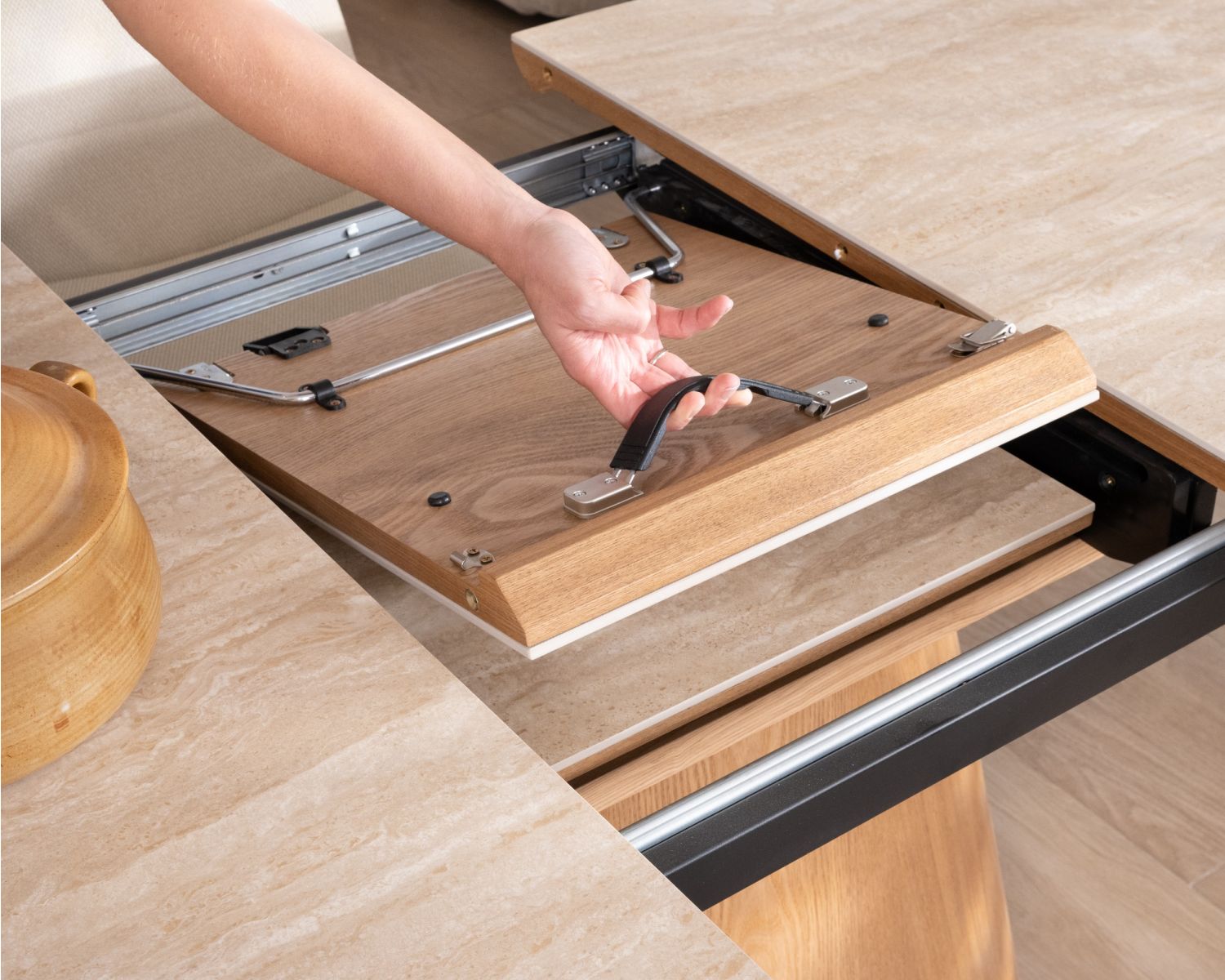 Table de repas extensible 160-200 cm plateau céramique effet travertin "Oria" piètement aspect chêne clair