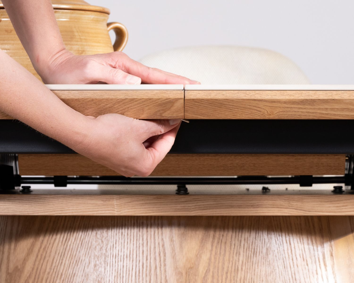 Table de repas extensible 160-200 cm plateau céramique effet travertin "Oria" piètement aspect chêne clair