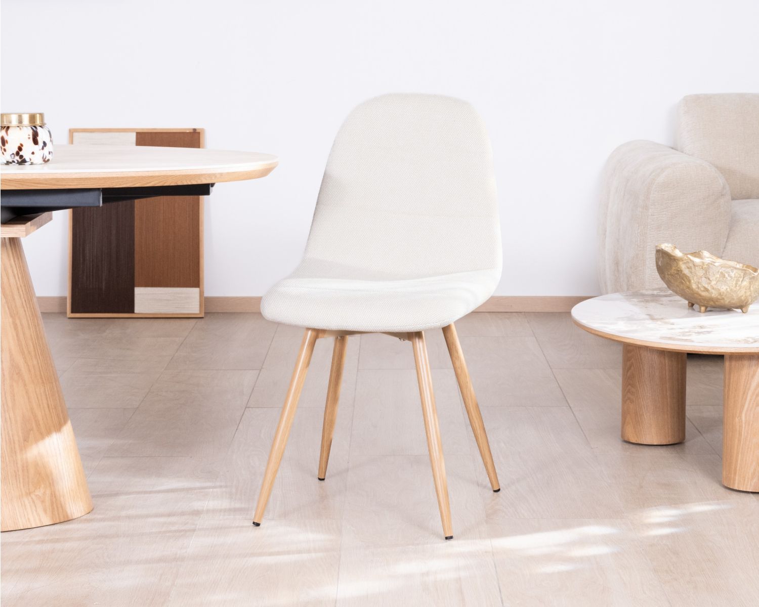 Lot de 4 chaises pivotantes esprit scandinave "Noma" en tissu écru, pieds décor chêne