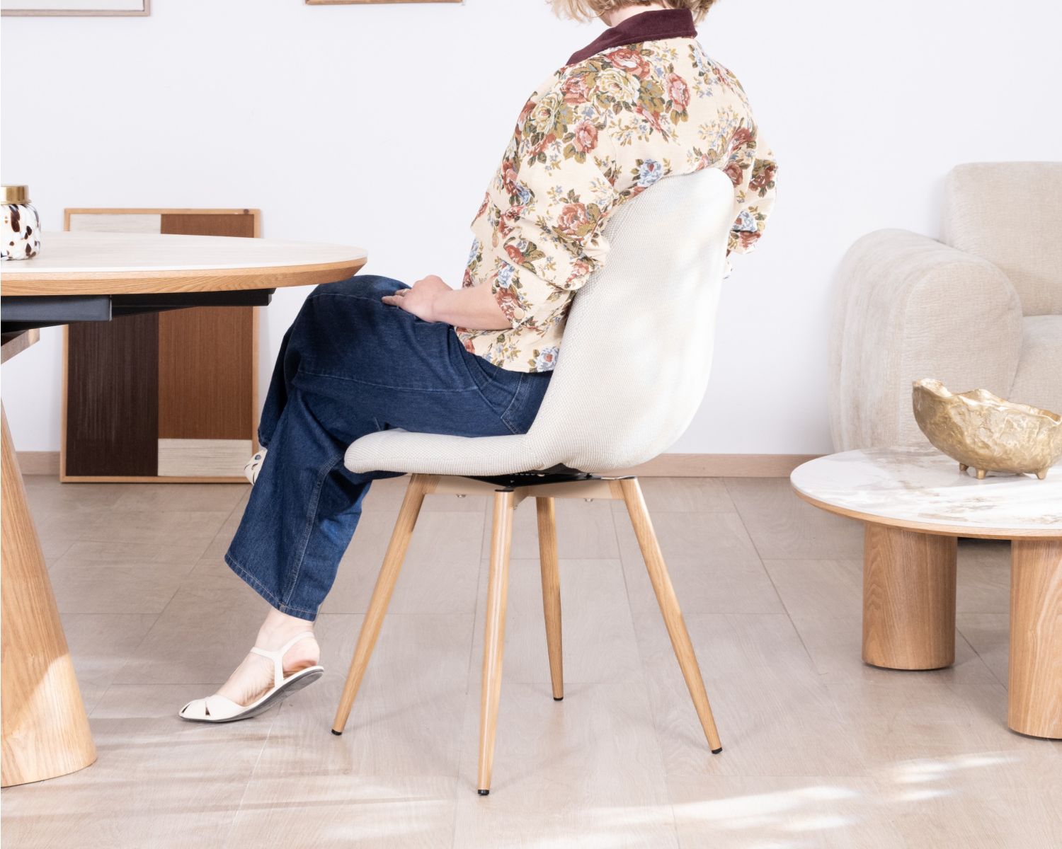 Lot de 4 chaises pivotantes esprit scandinave "Noma" en tissu écru, pieds décor chêne