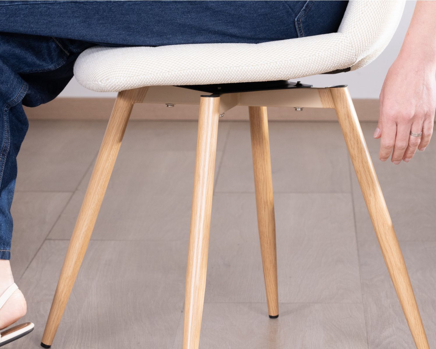 Lot de 4 chaises pivotantes esprit scandinave "Noma" en tissu écru, pieds décor chêne