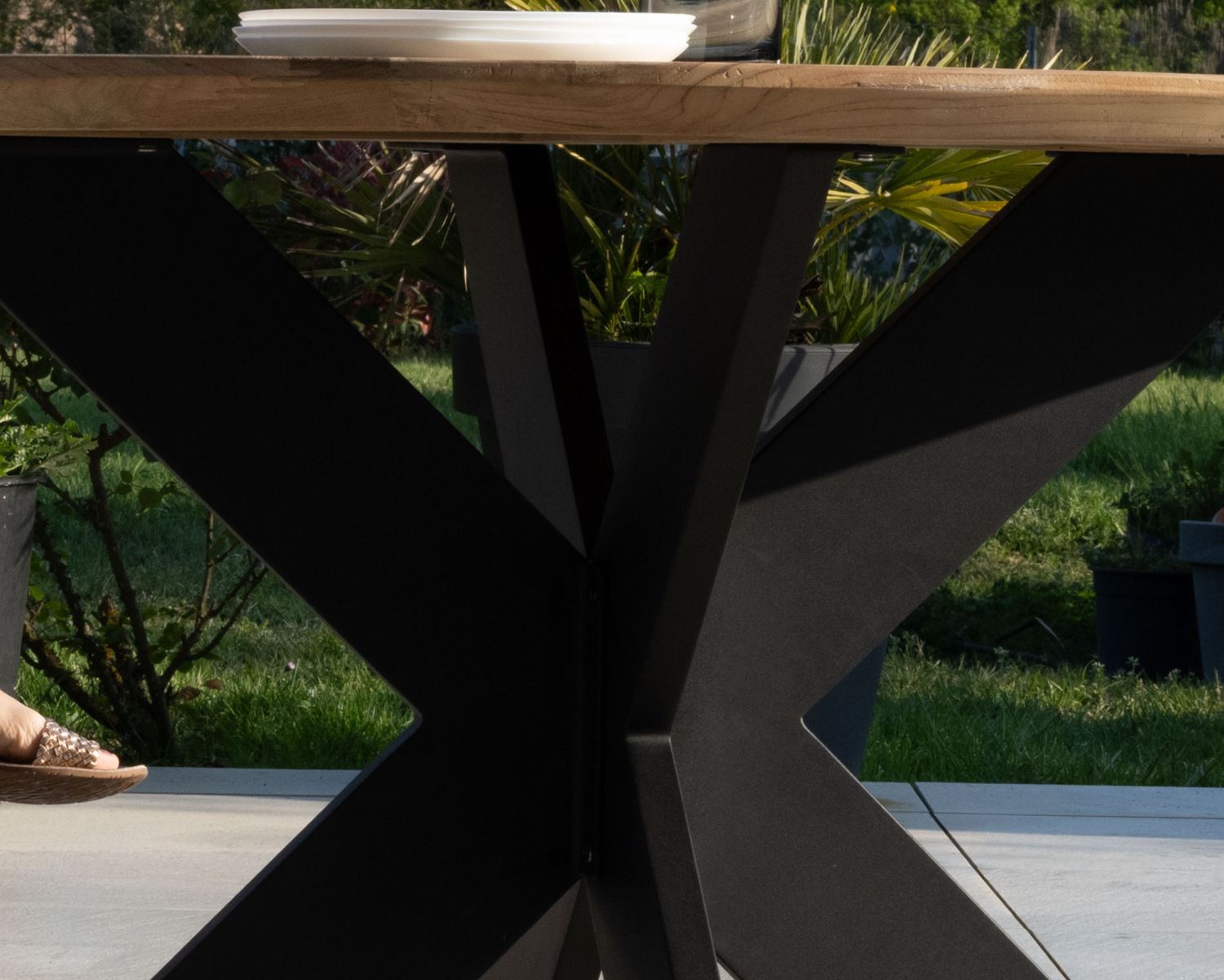 Table de jardin ronde en teck et pieds croisés en aluminium "Ozone" 150 cm