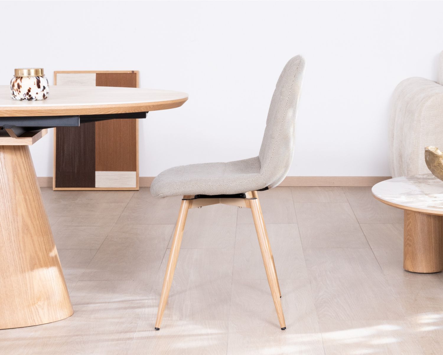 Lot de 4 chaises pivotantes esprit soft seating "Noma" en tissu grège chiné, pieds décor chêne