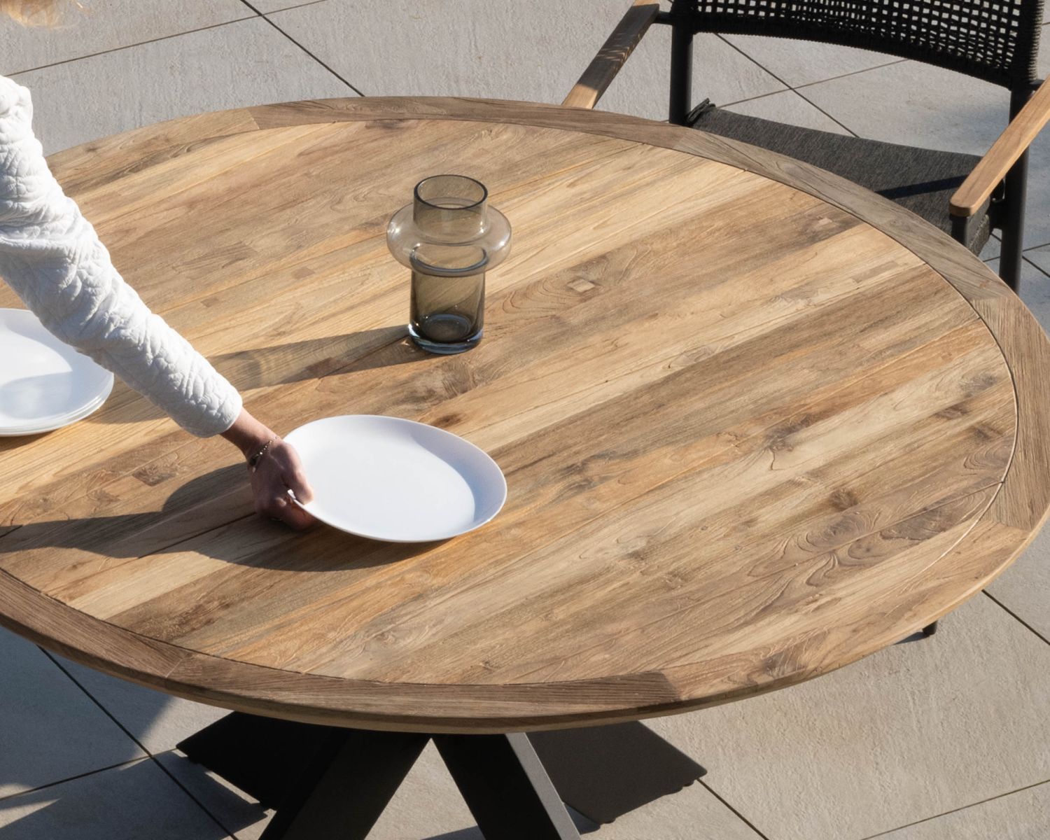 Table de jardin ronde en teck et pieds croisés en aluminium "Ozone" 150 cm