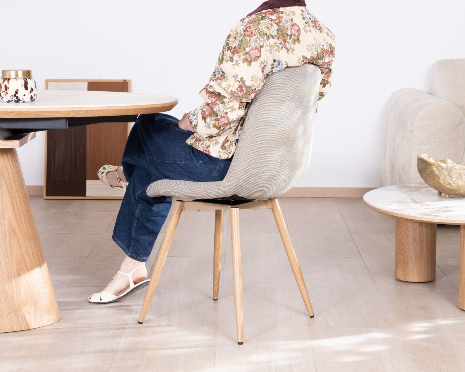 Lot de 4 chaises pivotantes esprit soft seating "Noma" en tissu grège chiné, pieds décor chêne