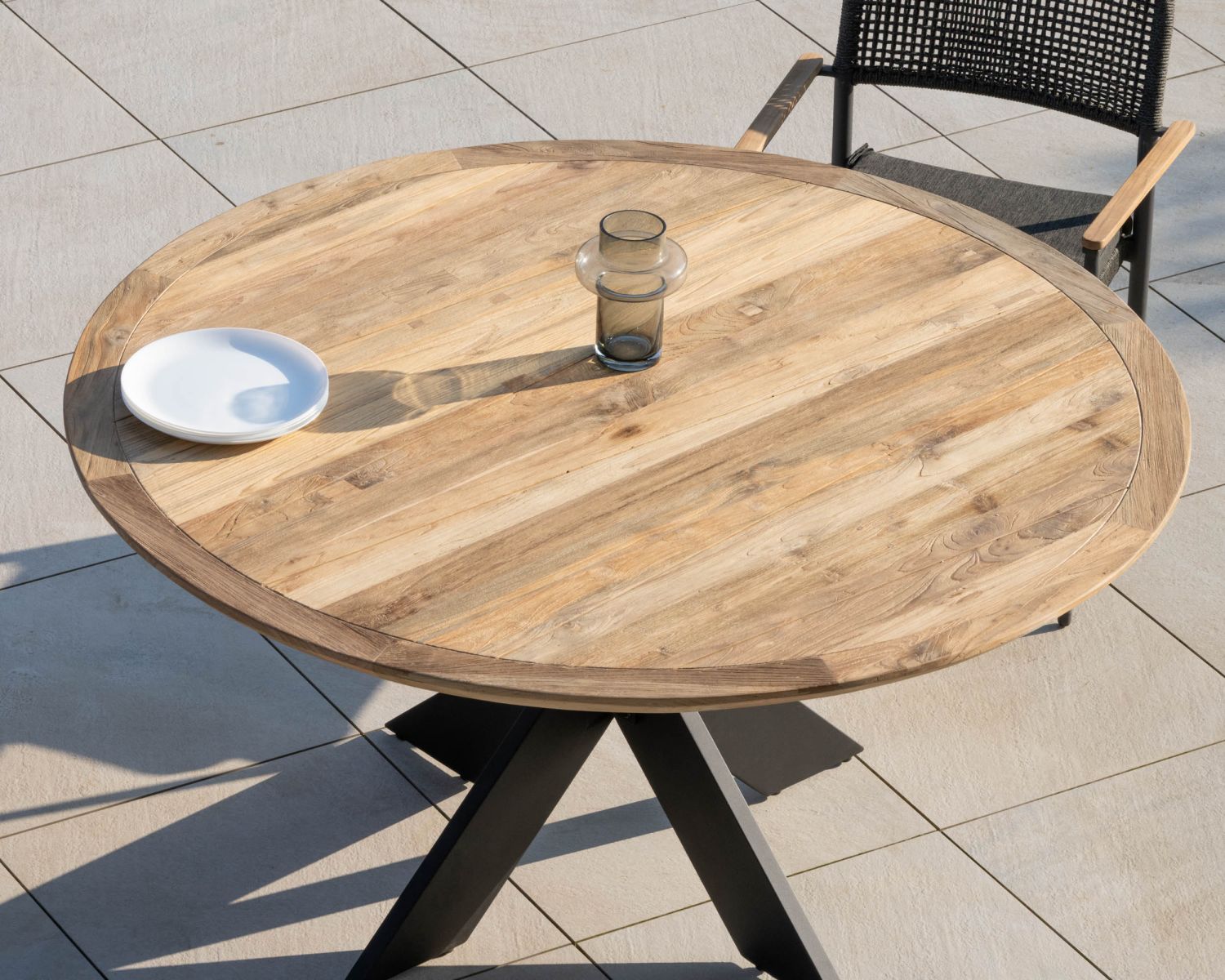 Table de jardin ronde en teck et pieds croisés en aluminium "Ozone" 150 cm