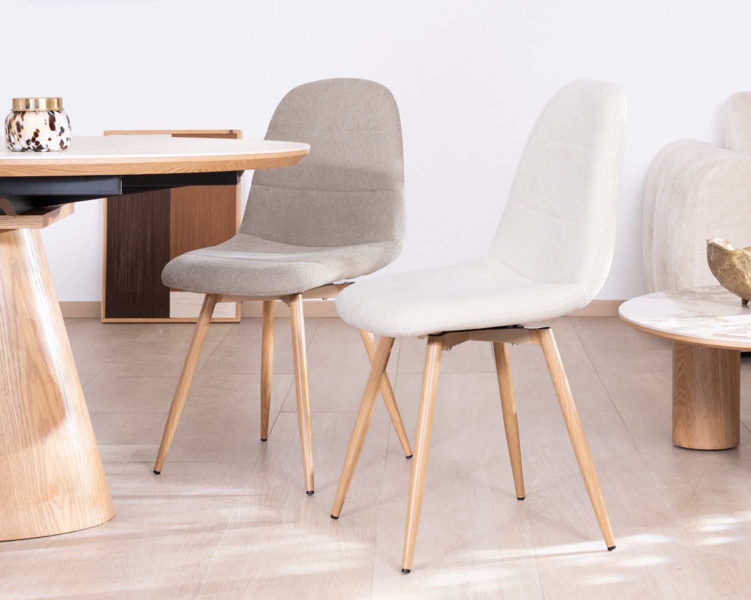 Lot de 4 chaises pivotantes esprit soft seating "Noma" en tissu grège chiné, pieds décor chêne