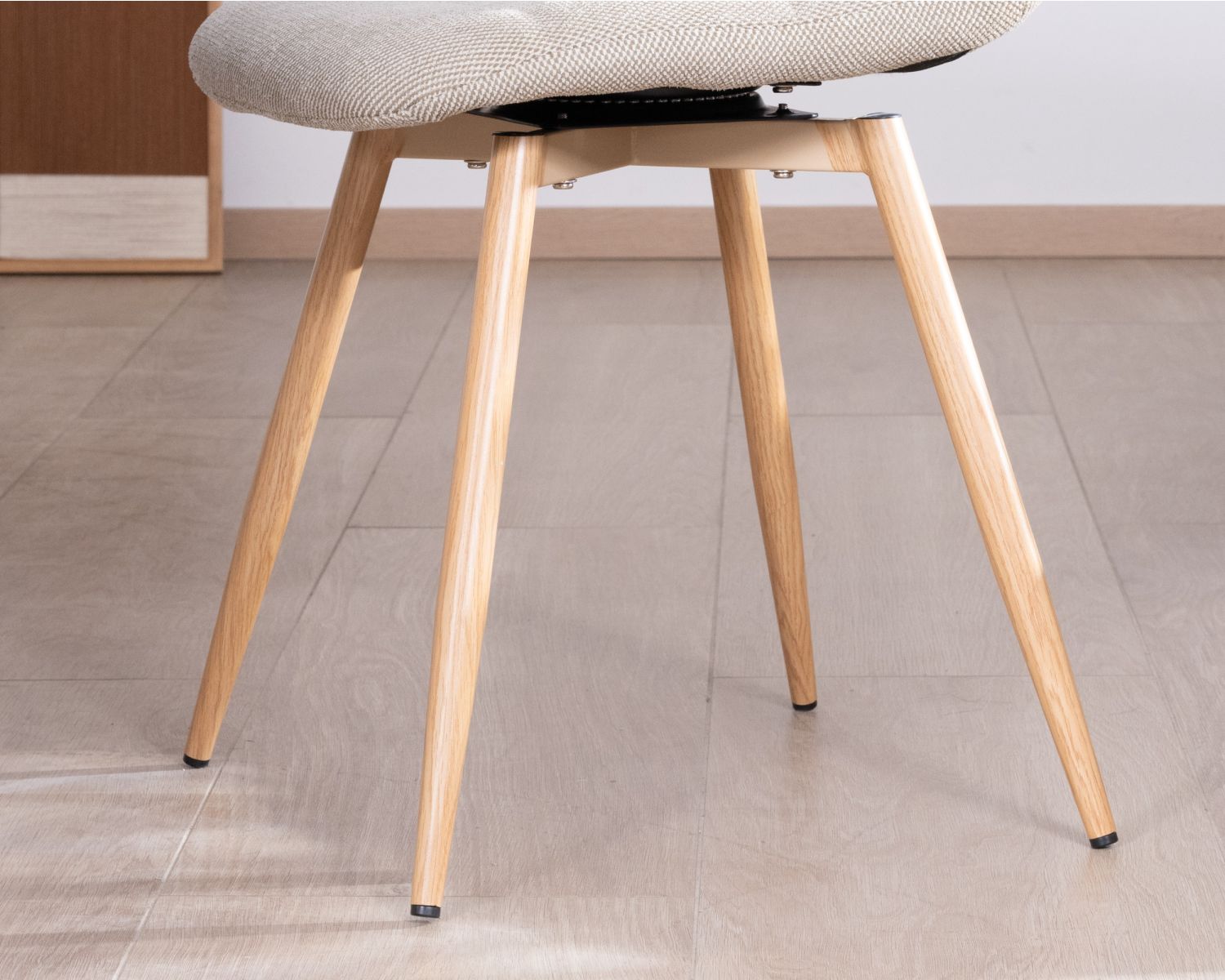 Lot de 4 chaises pivotantes esprit soft seating "Noma" en tissu grège chiné, pieds décor chêne