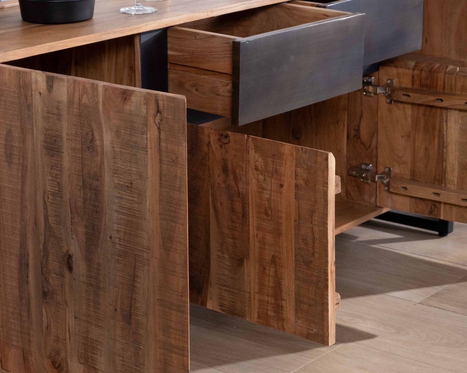 Enfilade 175cm en acacia avec 2 tiroirs et pieds métal noirs "Bennett"