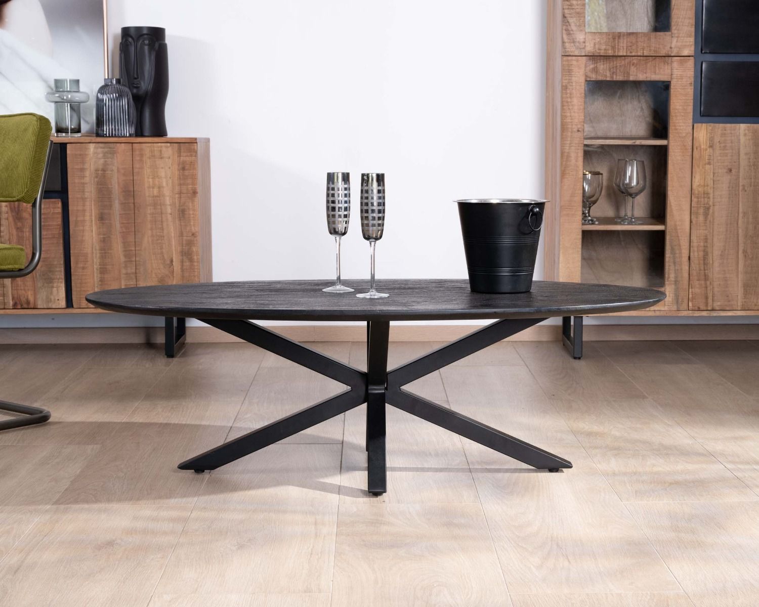 Table basse noire plateau ellipse en manguier massif sablé et pieds métal 3D "Pise"