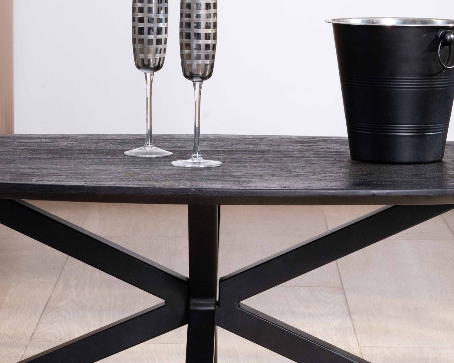 Table basse noire plateau ellipse en manguier massif sablé et pieds métal 3D "Pise"