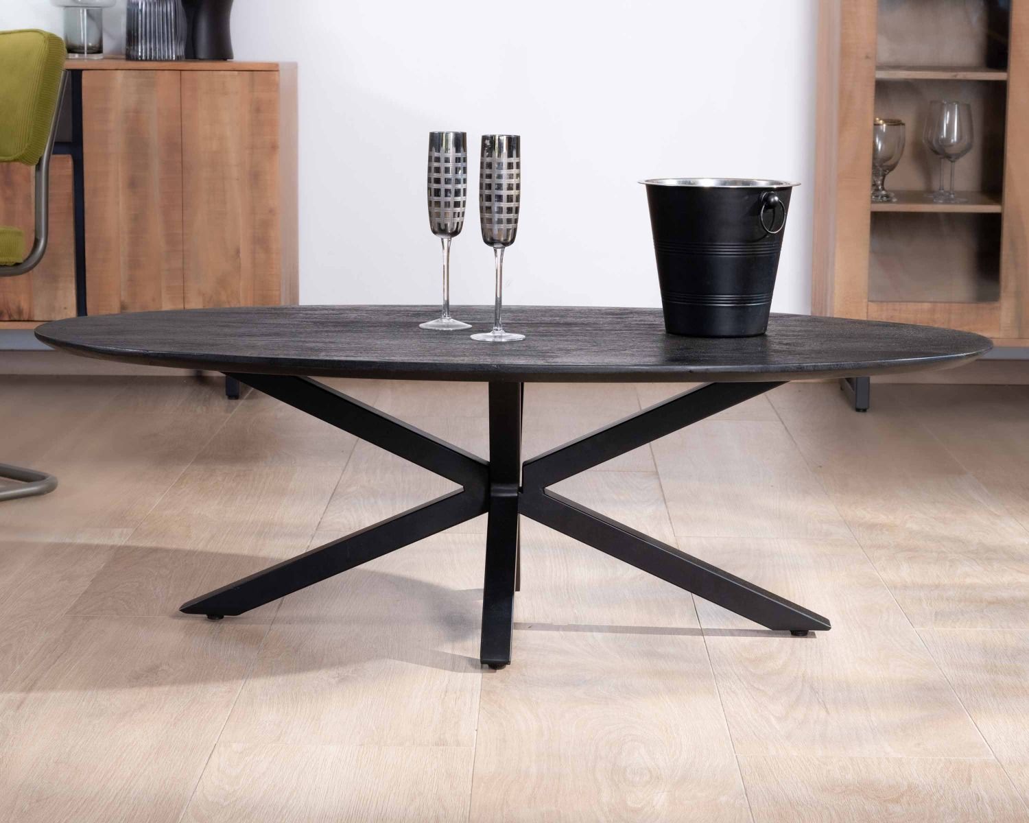 Table basse noire plateau ellipse en manguier massif sablé et pieds métal 3D "Pise"