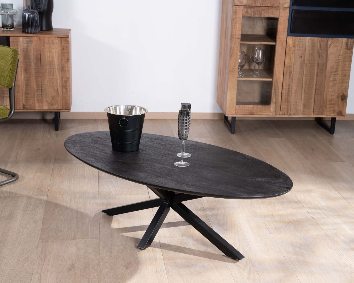 Table basse noire plateau ellipse en manguier massif sablé et pieds métal 3D "Pise"
