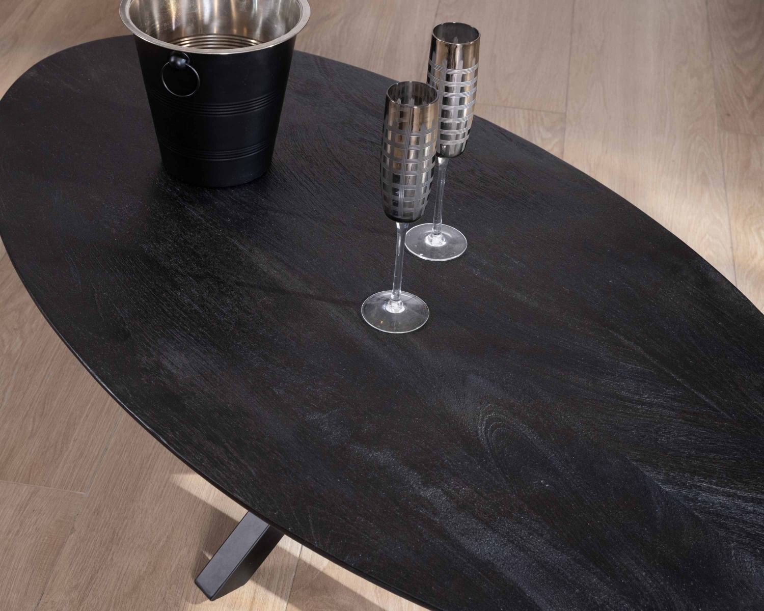 Table basse noire plateau ellipse en manguier massif sablé et pieds métal 3D "Pise"