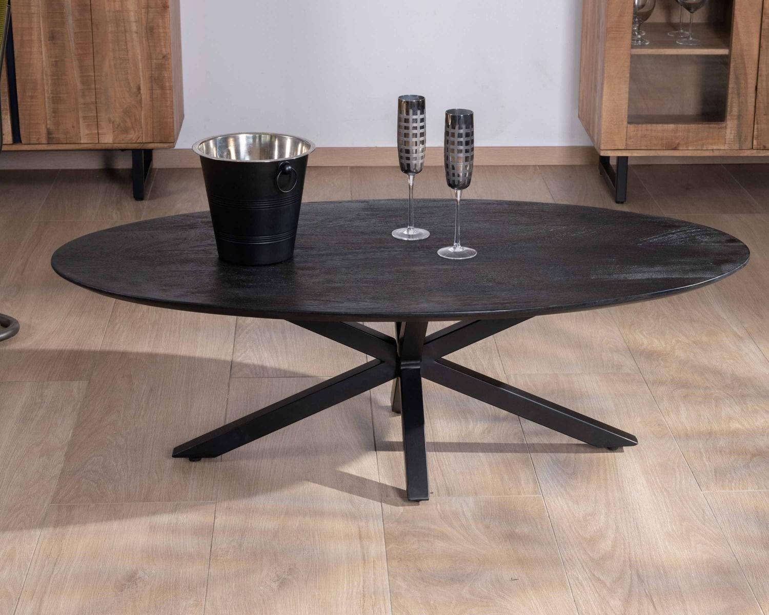 Table basse noire plateau ellipse en manguier massif sablé et pieds métal 3D "Pise"