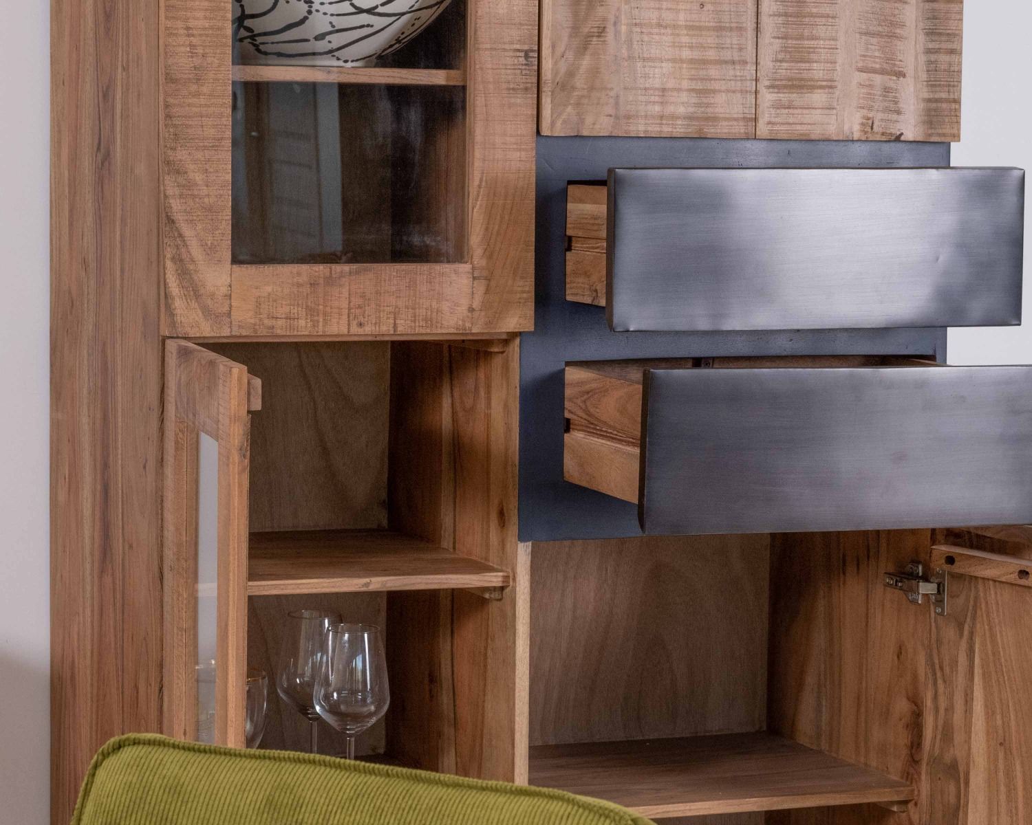 Vaisselier contemporain en acacia avec portes vitrées et tiroirs noirs "Bennett"