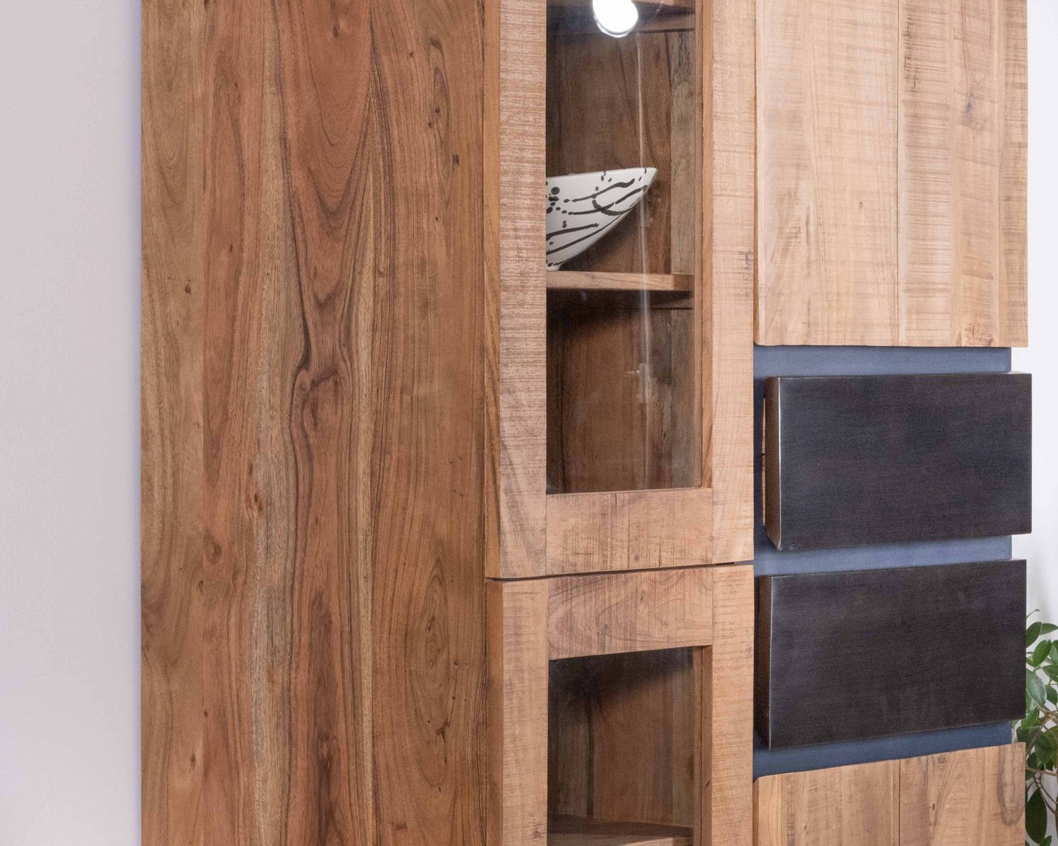 Vaisselier contemporain en acacia avec portes vitrées et tiroirs noirs "Bennett"