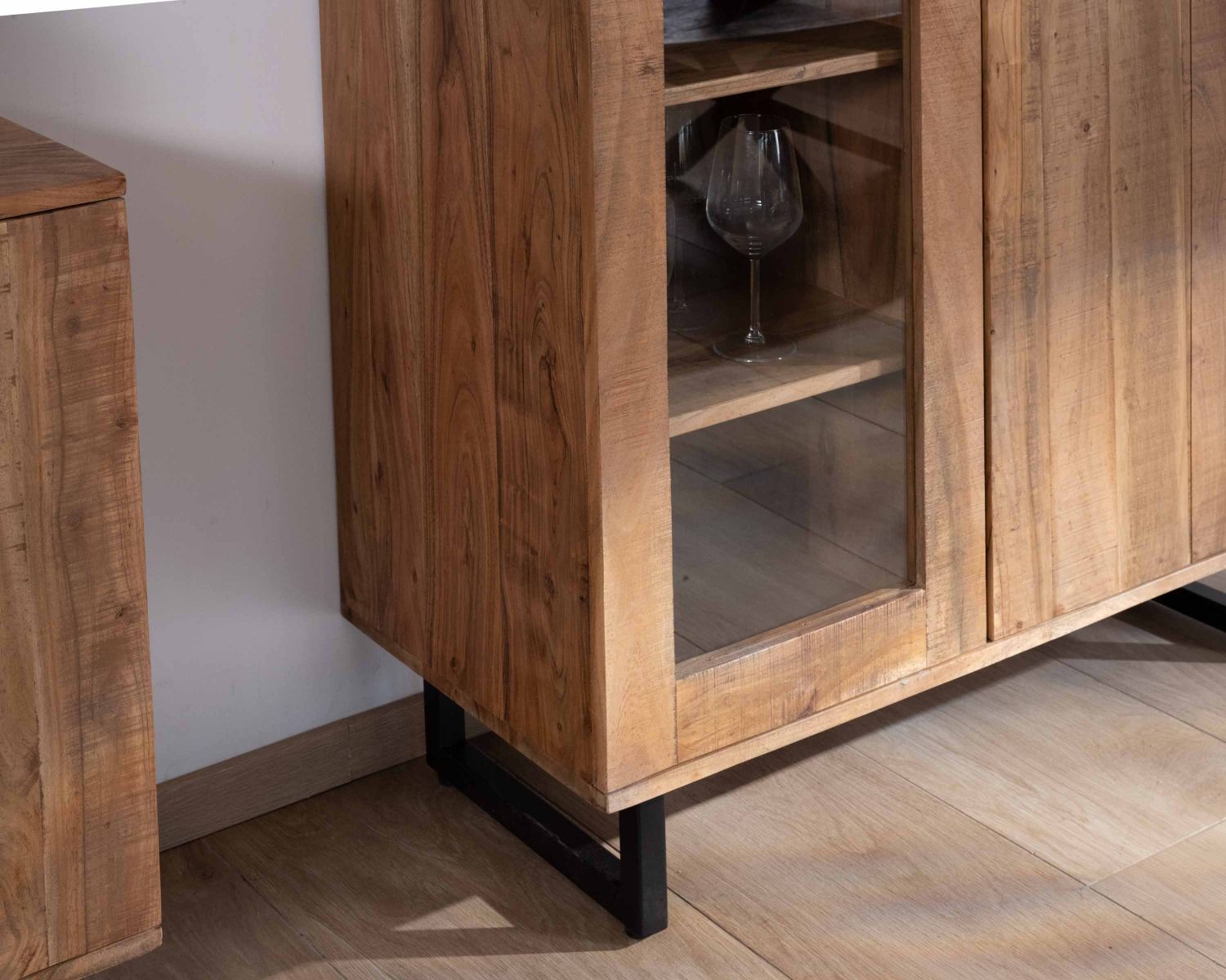 Vaisselier contemporain en acacia avec portes vitrées et tiroirs noirs "Bennett"